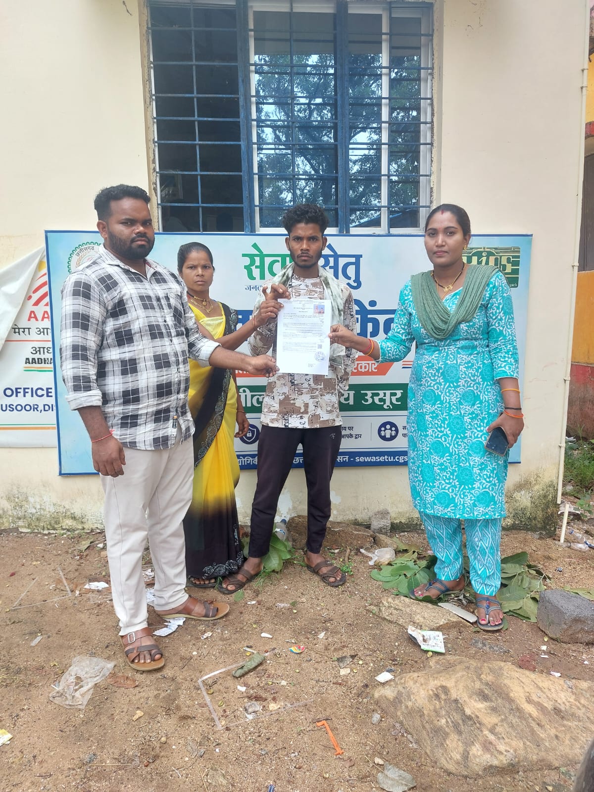 डिजिटल सुशासन की मिसाल: सेवा सेतु से ग्रामीणों को घर के पास मिल रही पारदर्शी और समयबद्ध सेवाएं, बीजापुर की अंकिता ओयम को बिना भागदौड़ समय पर मिला विवाह पंजीयन प्रमाण-पत्र