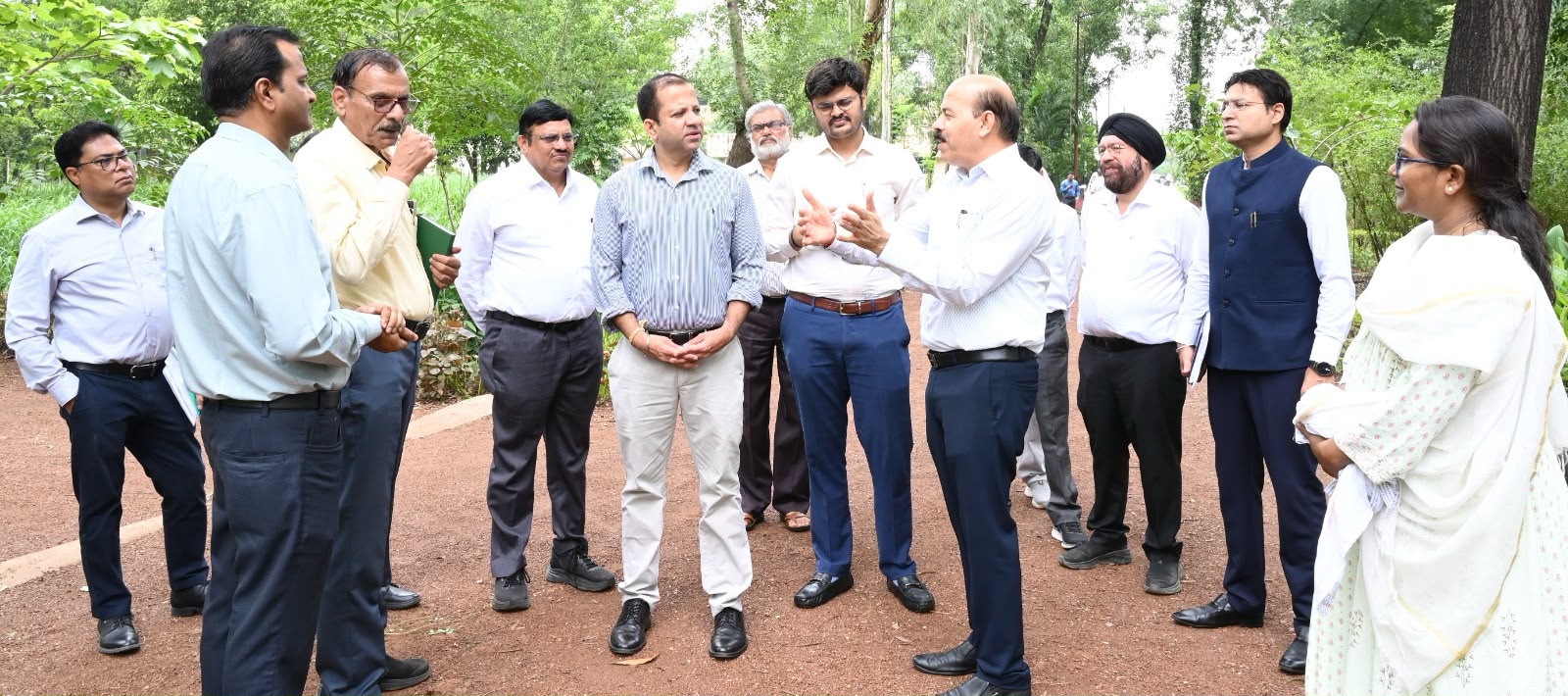 कृषि उत्पादन आयुक्त सिद्धार्थ कोमल सिंह परदेशी का इंदिरा गांधी कृषि विश्वविद्यालय दौरा, अनुसंधान सुविधाओं और धान जर्मप्लाज्म बैंक का लिया विस्तृत जायजा