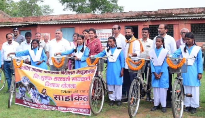 शाला प्रवेश उत्सव में मंत्री राजेश अग्रवाल ने बच्चों का बढ़ाया उत्साह, कहा&mdash; शिक्षा ही विकसित छत्तीसगढ़ की सबसे मजबूत नींव