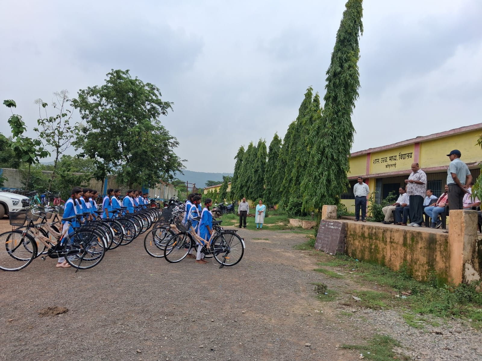 खरसिया के कोड़तराई में साइकिल वितरण समारोह, छात्राओं के चेहरों पर खिली मुस्कान; गोपाल अग्रवाल बोले&mdash; सरकार की यह योजना ग्रामीण बेटियों के उज्ज्वल भविष्य की मजबूत नींव