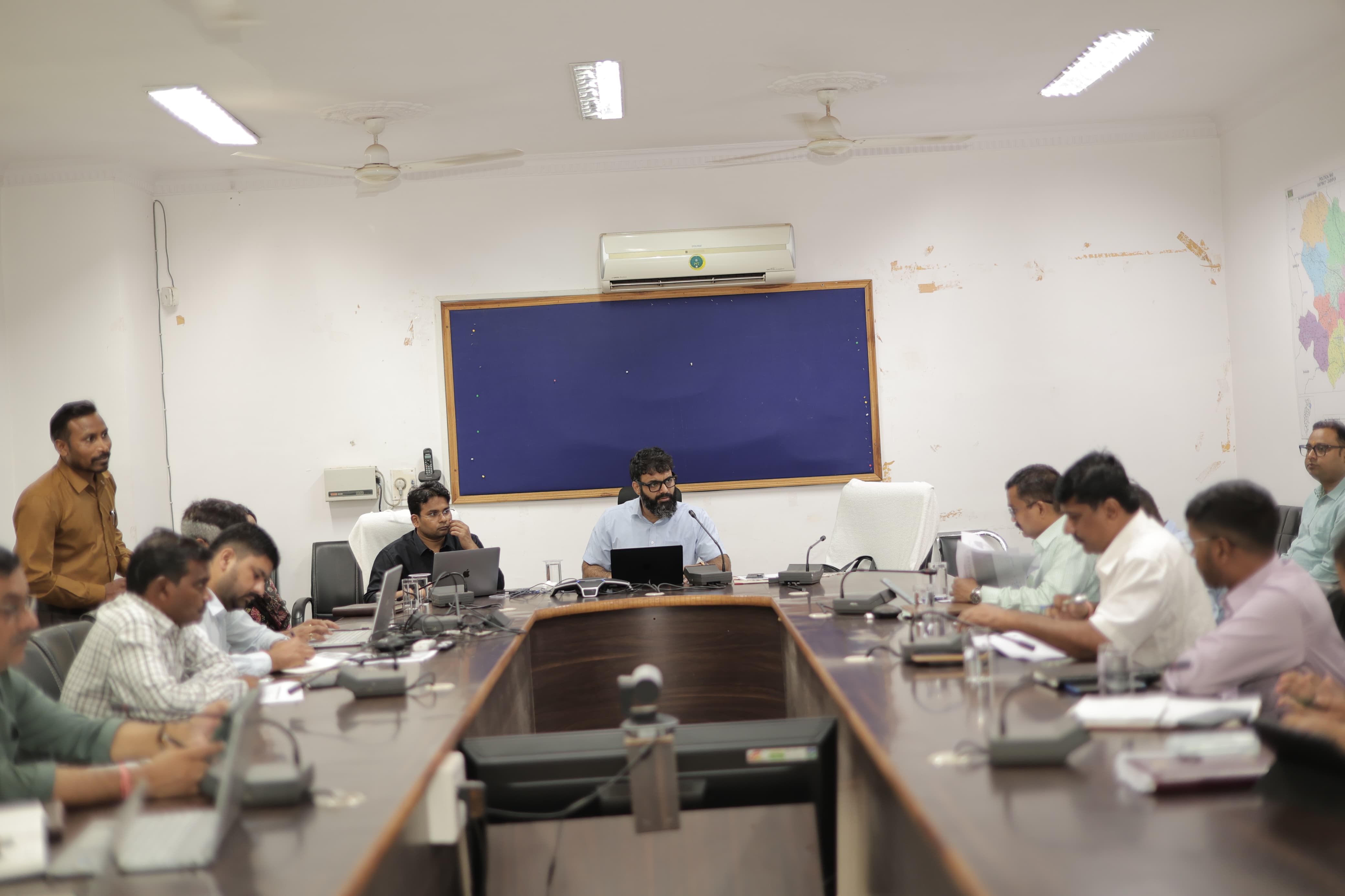 जशपुर में विकास कार्यों की रफ्तार बढ़ाने के निर्देश, कलेक्टर रोहित व्यास बोले&mdash;समय पर पूरे हों सभी निर्माण कार्य, हर पात्र हितग्राही तक पहुंचे शासन की योजनाओं का लाभ