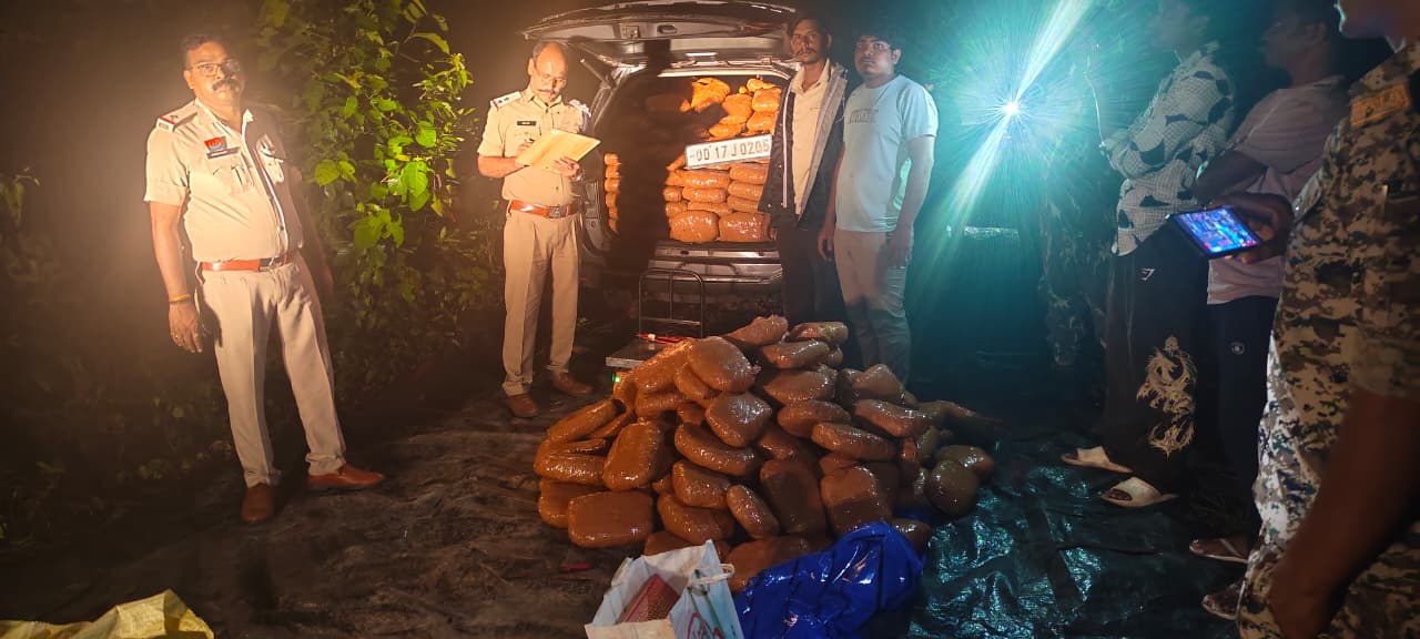 भागते रहे तस्कर... पीछा करती रही पुलिस', जंगल में छोड़नी पड़ी कारें - 3 कारों से 552 किलो गांजा जब्त, दो तस्कर गिरफ्तार, एक करोड़ 20 लाख से अधिक की संपत्ति जब्त