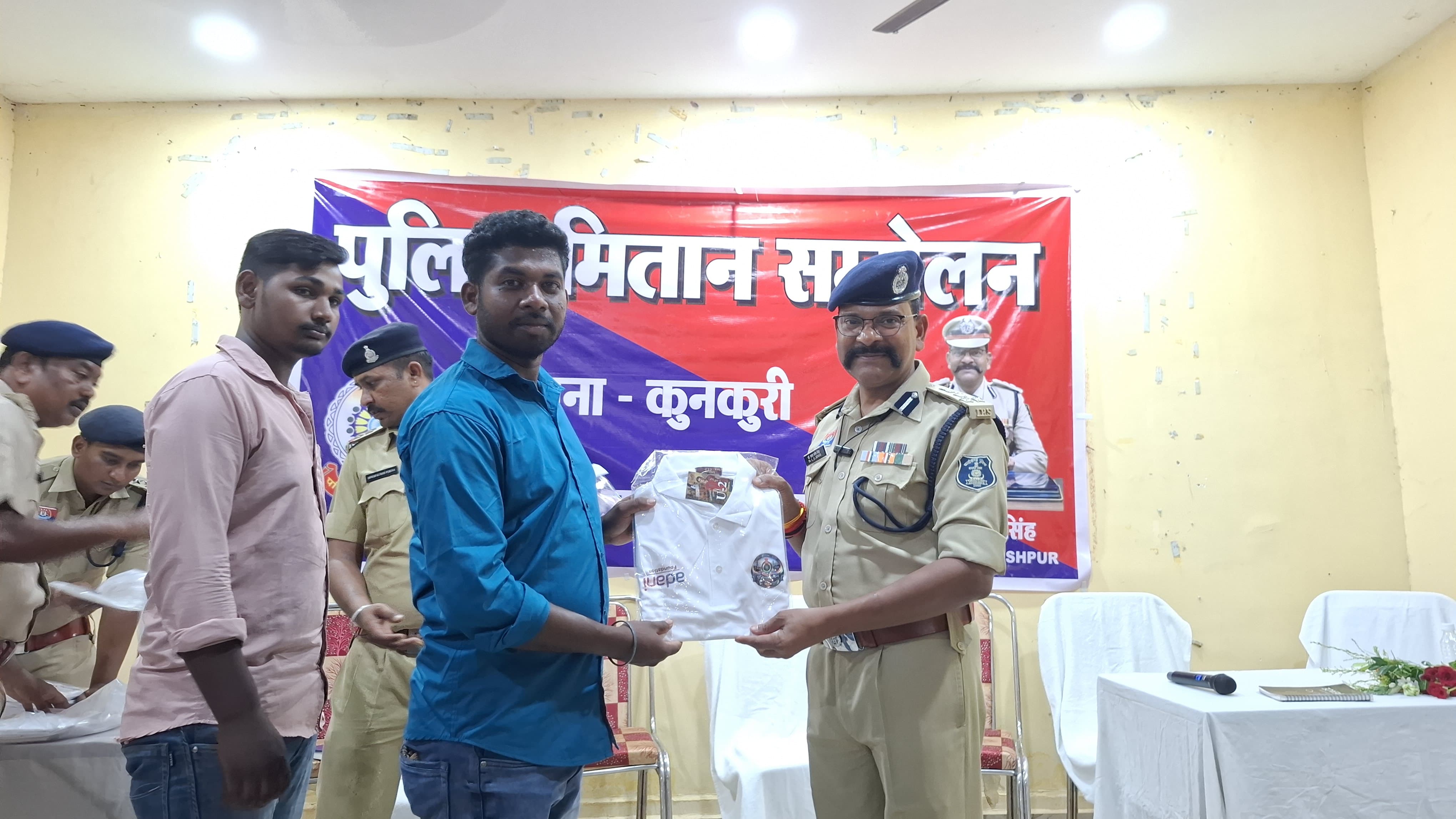 अब हर गांव में होगा 'डिजिटल प्रहरी'! जशपुर पुलिस ने 1000 पुलिस मितानों को बांटी QR टी-शर्ट, अपराधियों पर रहेगी पैनी नजर