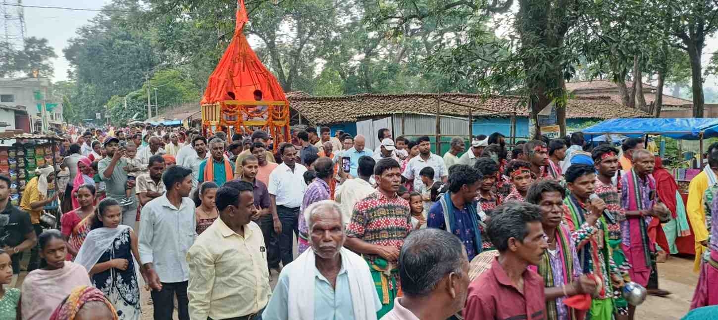 जय जगन्नाथ के उद्घोष से गूंज उठा नारायणपुर, भव्य रथयात्रा में उमड़ा आस्था का सैलाब; फूलों से सजे रथ पर विराजे भगवान जगन्नाथ, बलभद्र और माता सुभद्रा