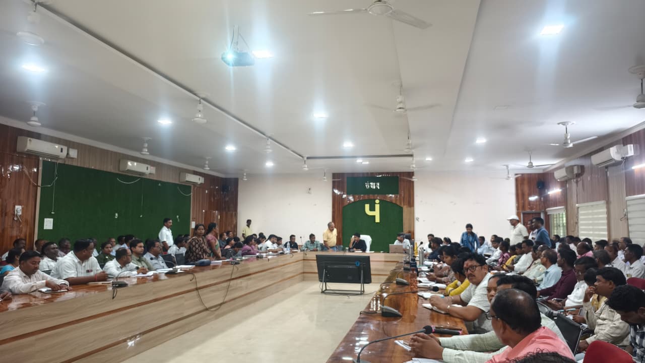 सी ई ओ जिला पंचायत ने की पंचायत एवं ग्रामीण विकास के कार्यों की विस्तृत समीक्षा ,कार्यों की गुणवत्ता पर जोर, लापरवाही पर होगी कार्रवाई