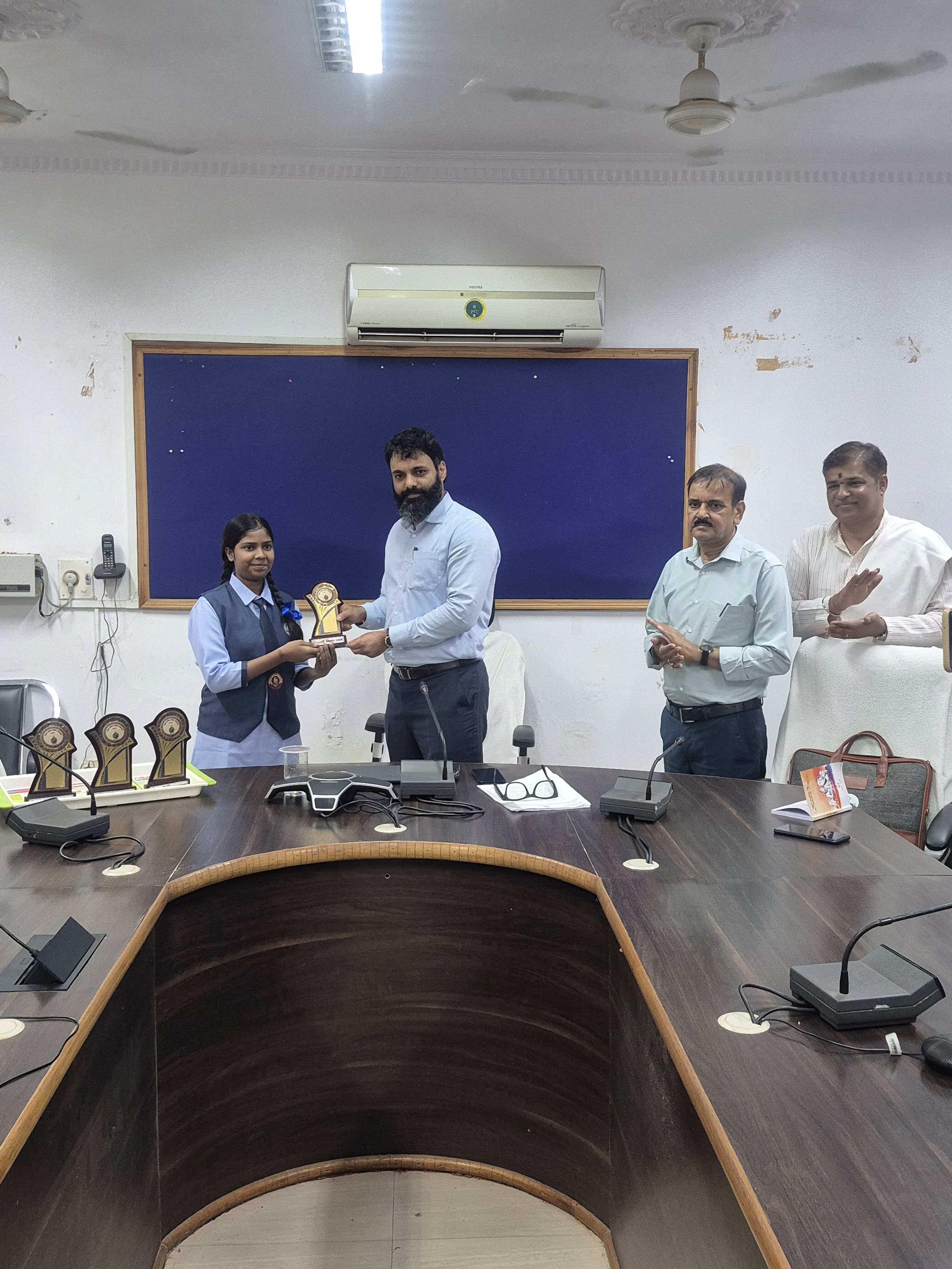 विज्ञान में जशपुर का परचम&mdash;कलेक्टर रोहित व्यास ने राज्य स्तरीय विद्यार्थी विज्ञान मंथन कैंप में चयनित 7 होनहार विद्यार्थियों का किया सम्मान, कहा- रटने नहीं, प्रयोगों से सीखें विज्ञान