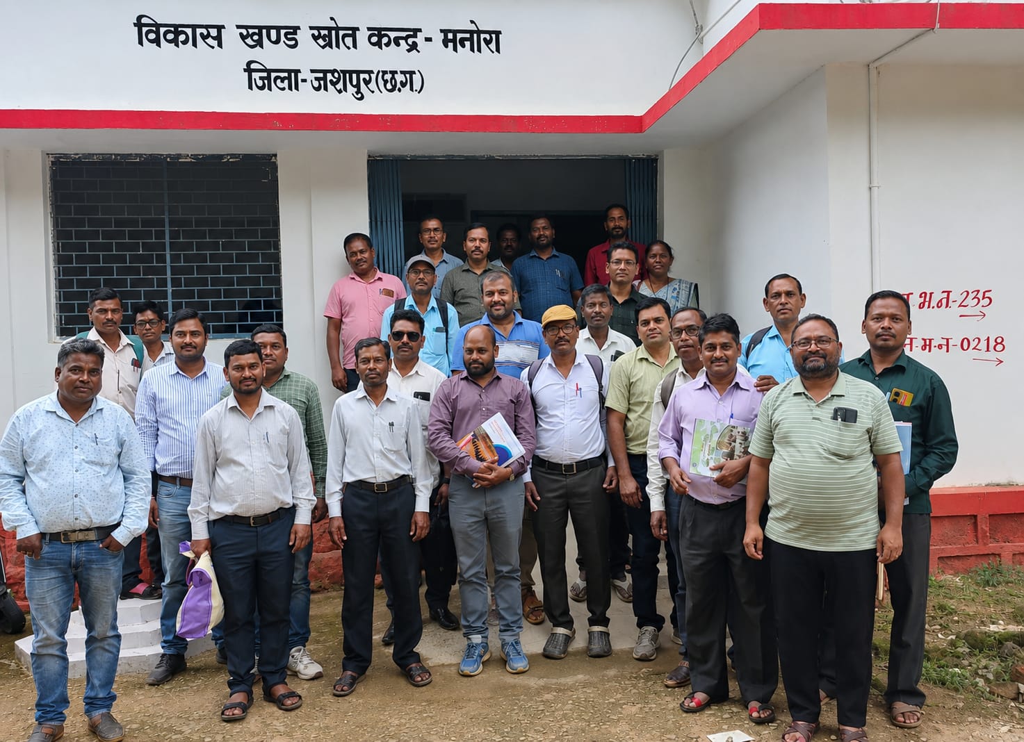 शिक्षा व्यवस्था में बदलाव की तैयारी! मनोरा में संकुल समन्वयकों को दिया गया विशेष प्रशिक्षण, स्थानीय संसाधनों से बच्चों को रोचक ढंग से पढ़ाने पर फोकस