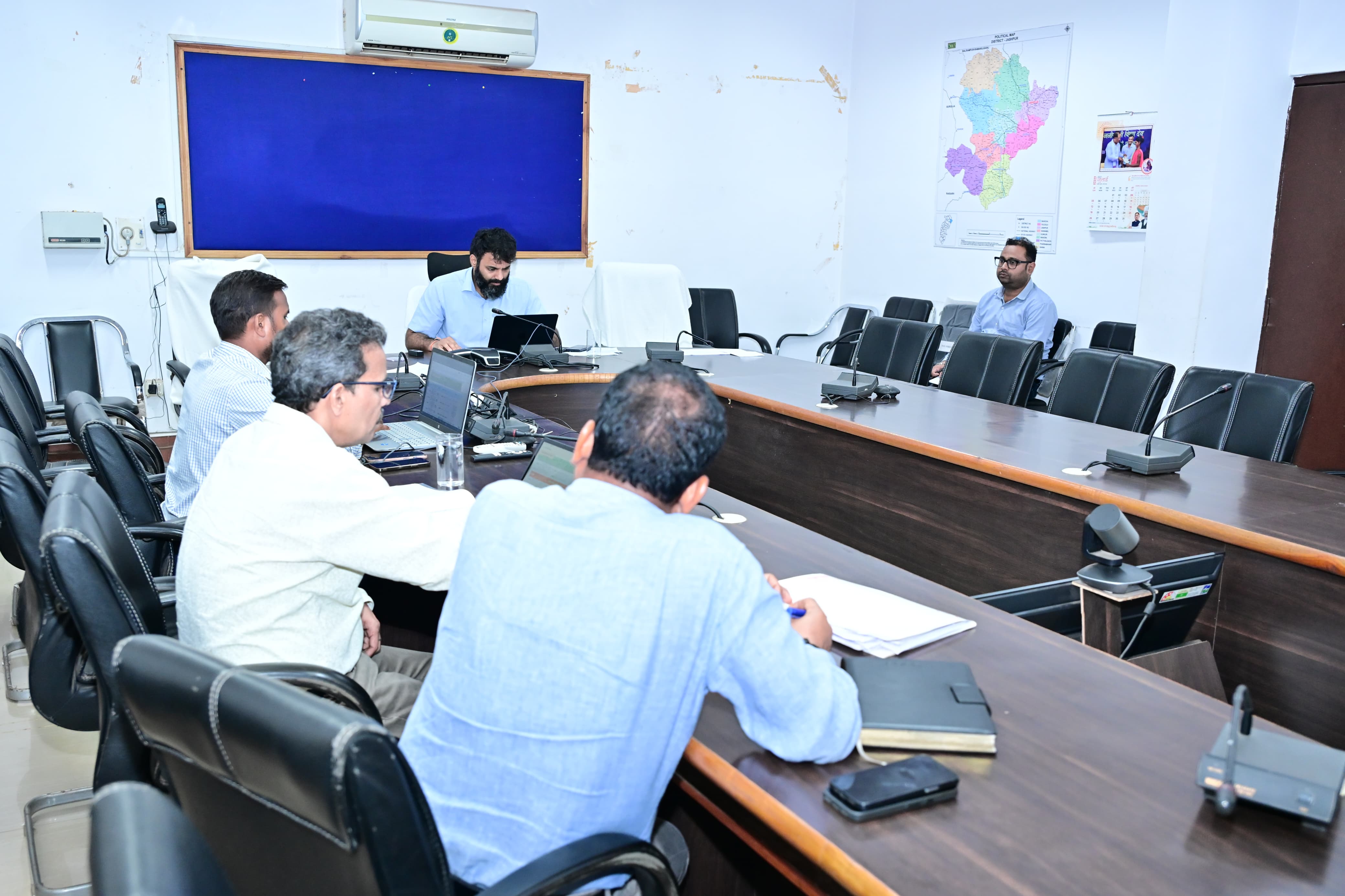 जशपुर में विकास कार्यों पर कलेक्टर रोहित व्यास की सख्ती, पीडब्ल्यूडी अधिकारियों को गुणवत्ता और समय-सीमा में हर हाल में काम पूरा करने के निर्देश, लापरवाही पर होगी कड़ी कार्रवाई