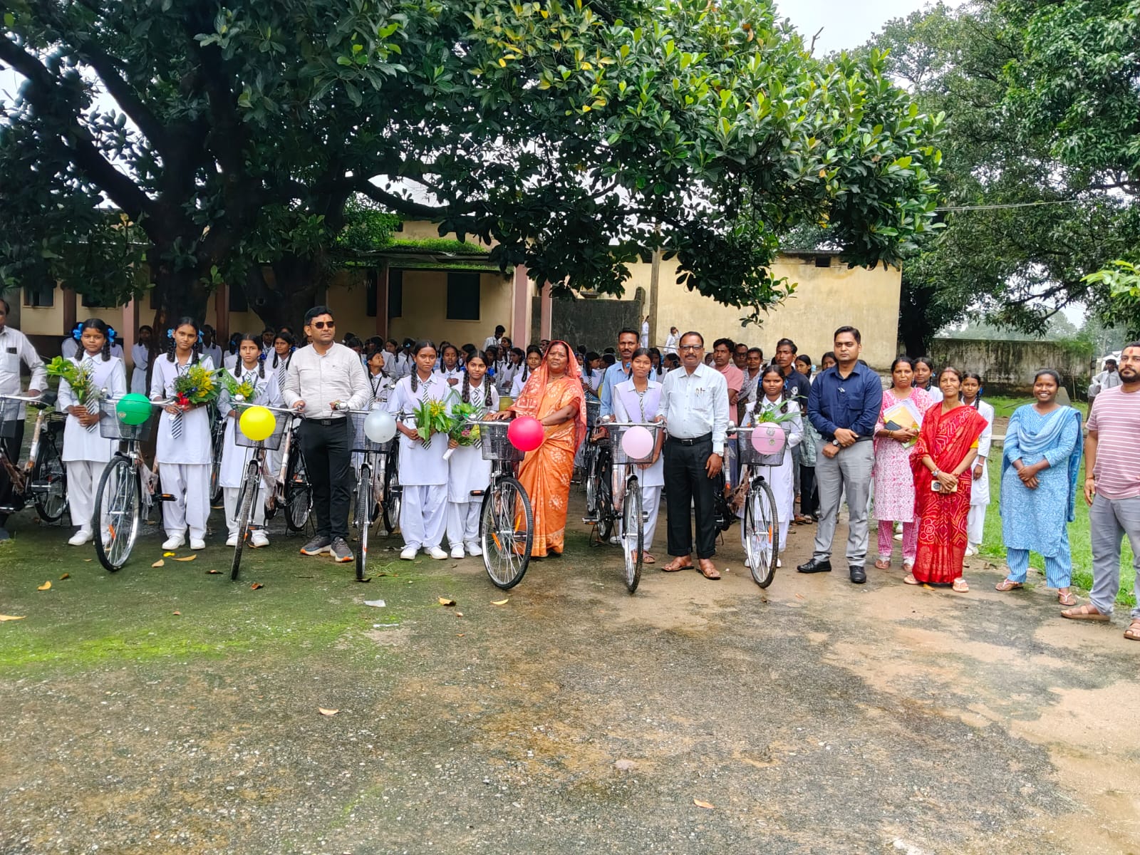 चरईडांड़ में नवप्रवेशी छात्राओं के चेहरे पर खिली मुस्कान, जनप्रतिनिधियों और शिक्षा विभाग के अधिकारियों की मौजूदगी में नि:शुल्क सरस्वती साइकिलों का हुआ वितरण