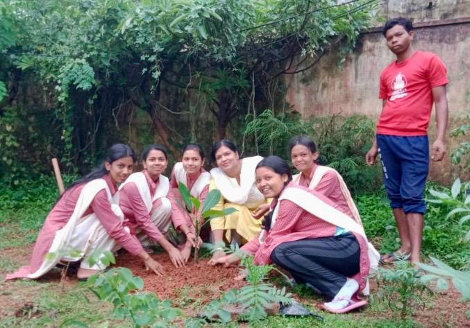 संकल्प शिक्षण संस्थान ने दिया हरित भविष्य का संकल्प, छात्रों ने गोद लिए पौधे, जन्मदिन पर भी शिक्षिका ने निभाई पर्यावरण संरक्षण की अनोखी परंपरा