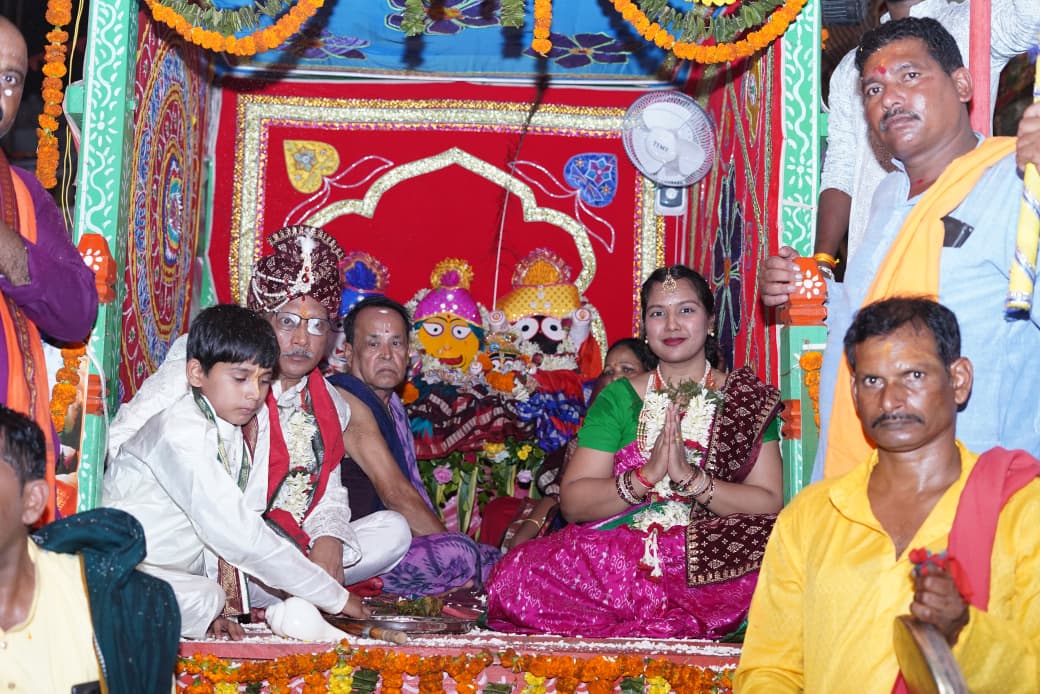 'जय जगन्नाथ' के जयघोष के बीच दोकडा में बहुड़ा रथयात्रा सम्पन्न: गजपति के रूप में मुख्यमंत्री की पुत्री स्मृति साय और भाई विनोद साय ने निभाई शाही परंपरा, आज श्रद्धालुओं को होगा दिव्य सोना भेष का दर्शन