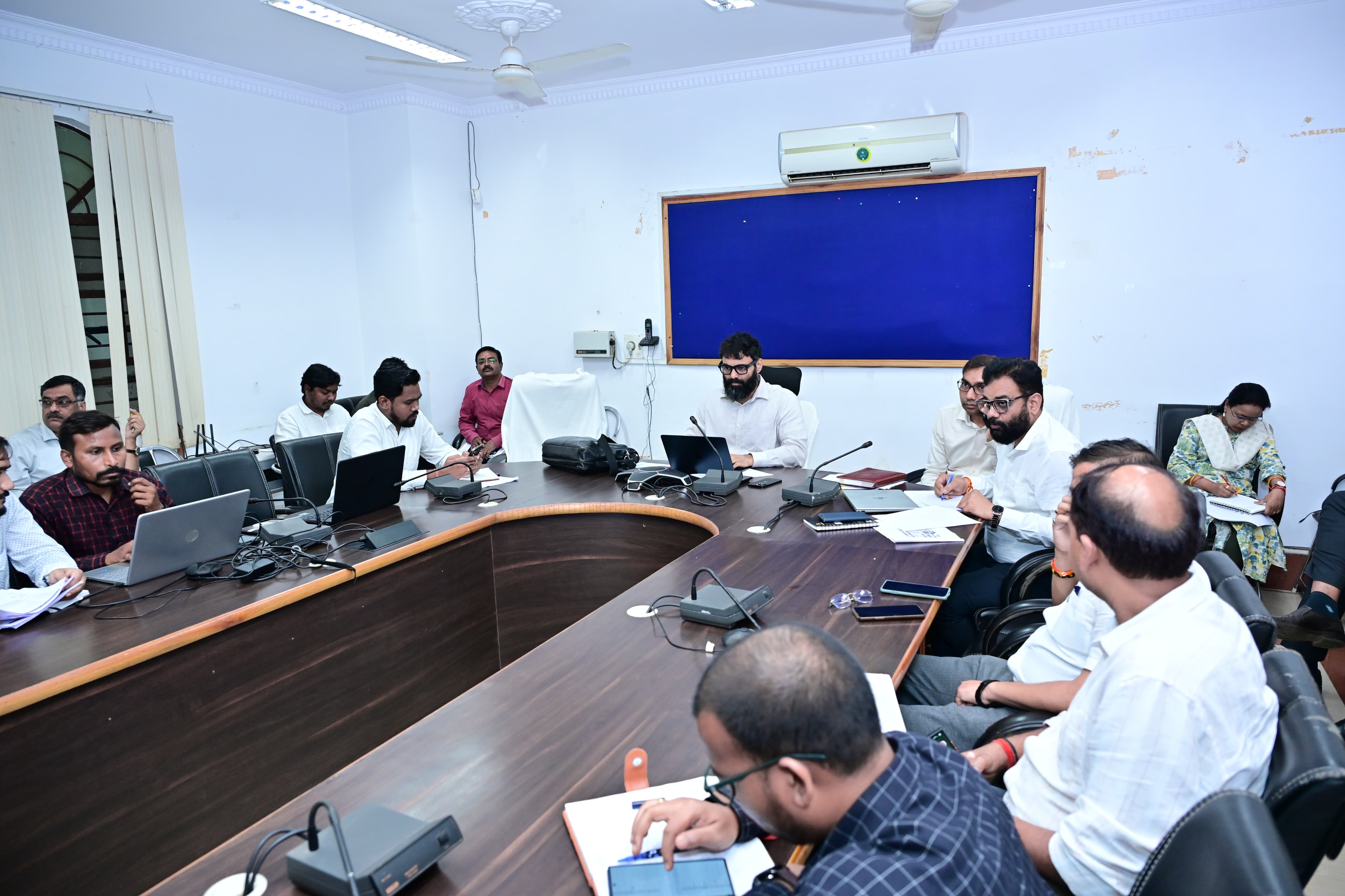 सुघ्घर छत्तीसगढ़ अभियान की समीक्षा में कलेक्टर सख्त, सीएम हेल्पलाइन-जनदर्शन के लंबित आवेदनों के त्वरित निराकरण और विकास कार्यों में तेजी के दिए निर्देश
