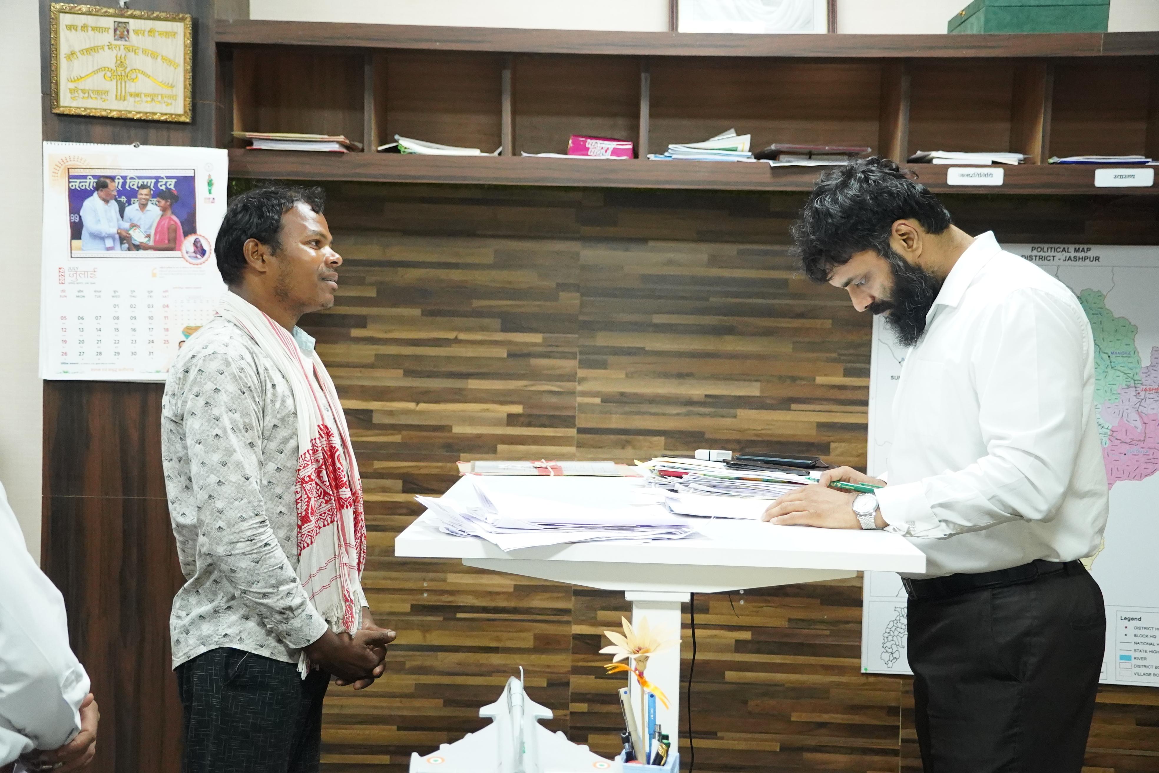 कलेक्टर श्री रोहित व्यास ने जनदर्शन में सुनी लोगों की समस्याएं ,आवेदनों के गुणवत्तापूर्ण निराकरण एवं समस्याओं के त्वरित समाधान के दिए निर्देश