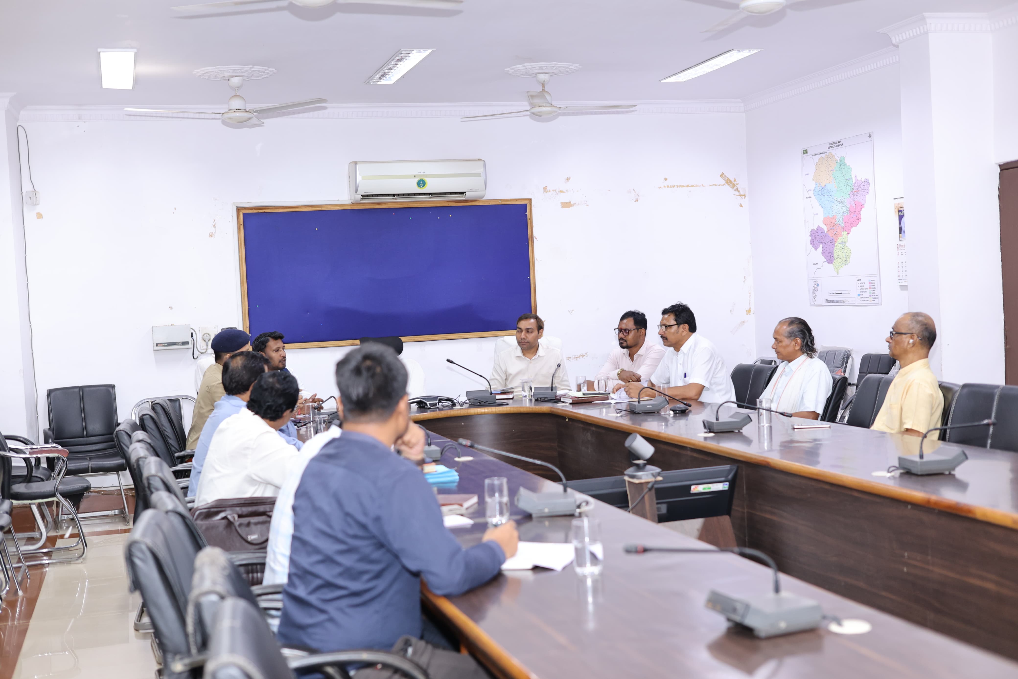 जिला स्तरीय सतर्कता एवं मॉनिटरिंग समिति की बैठक में अधिनियम के प्रावधानों की समीक्षा, जाति प्रमाण-पत्र बनाने और योजना के व्यापक प्रचार-प्रसार के दिए निर्देश