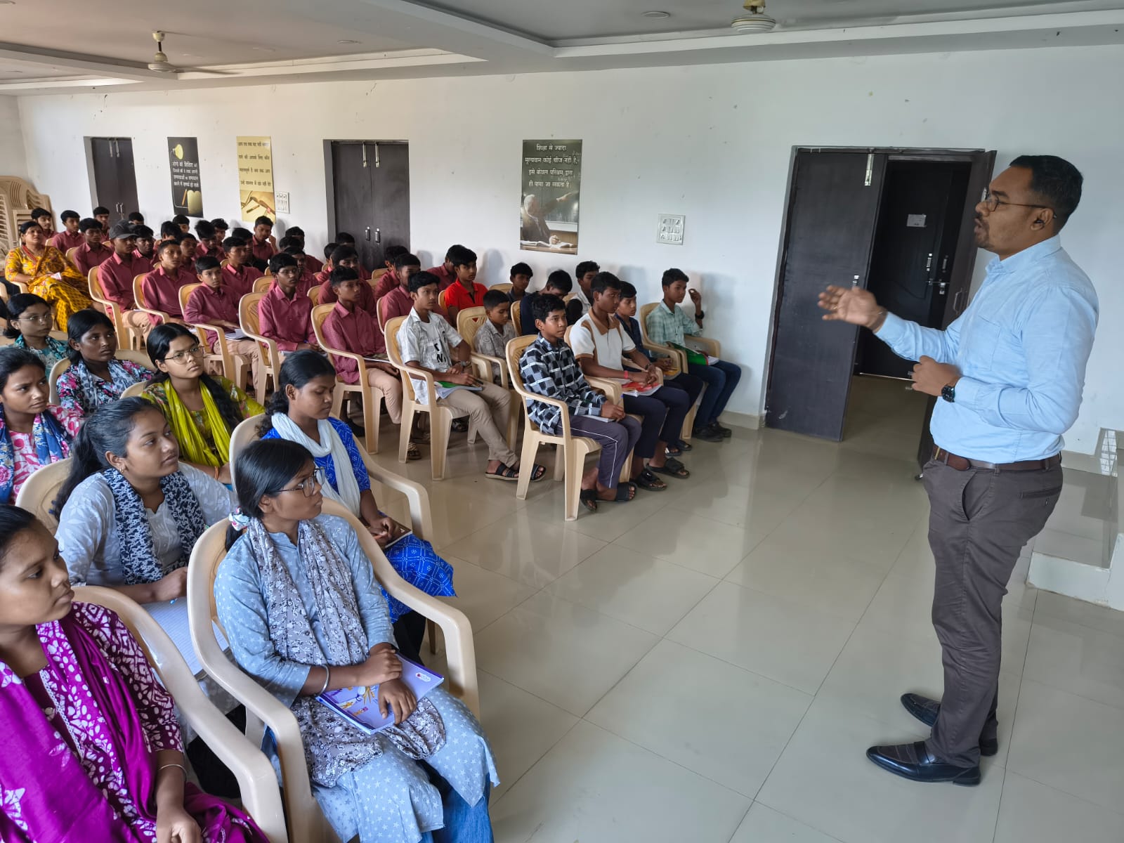 डिप्टी कलेक्टर समीर बड़ा ने संकल्प के विद्यार्थियों को सिखाई सफलता की वैज्ञानिक रणनीति, रिवर्स इंजीनियरिंग, विज़ुअलाइज़ेशन और माइंड ट्रेनिंग से हर लक्ष्य हासिल करने का दिया मंत्र