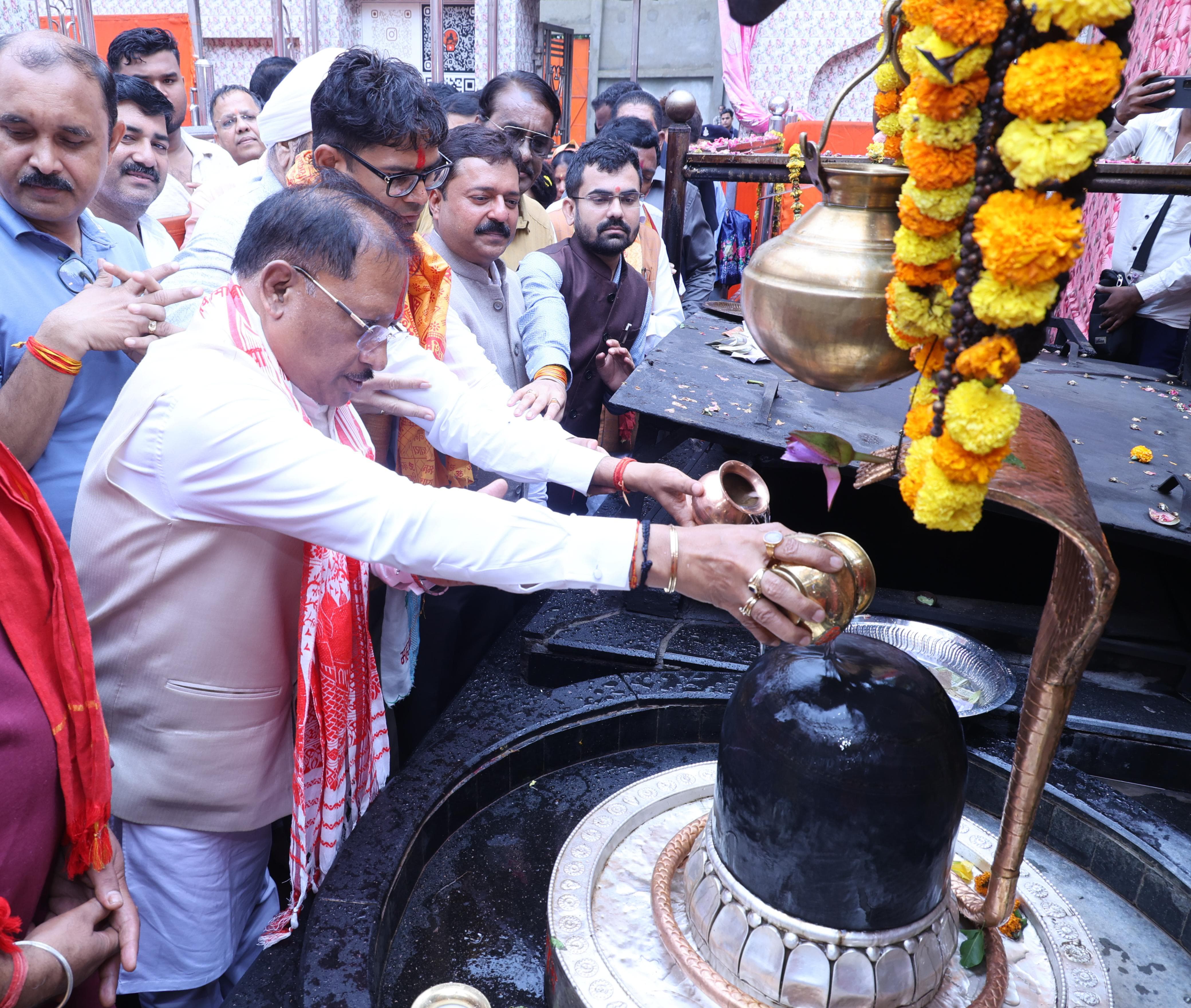 गुरु पूर्णिमा पर कोसमनारा पहुंचे मुख्यमंत्री श्री विष्णु देव साय, सत्यनारायण बाबा धाम में की पूजा-अर्चना