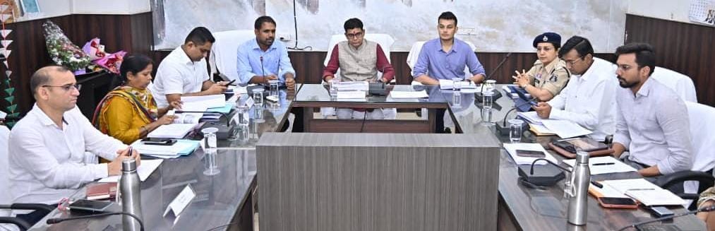 राजस्व मामलों में अब नहीं चलेगी लापरवाही! मंत्री टंक राम वर्मा का सख्त संदेश, नामांतरण-बंटवारे में देरी पर होगी जवाबदेही, धमतरी में बाढ़ से लेकर स्वास्थ्य और विकास कार्यों की हुई बड़ी समीक्षा
