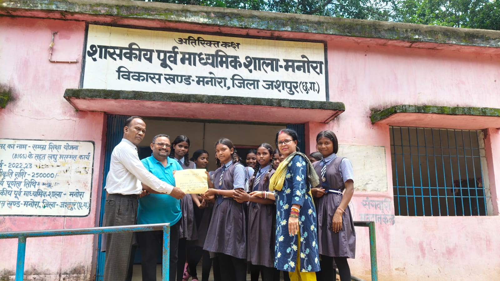 मनोरा के स्कूलों में 'बस्तामुक्त शनिवार' बना लोकतंत्र और देशभक्ति का उत्सव, बाल संसद का गठन; वीर जवानों के लिए छात्राओं ने भेजीं राखियां, पत्र और गांव की पवित्र मिट्टी