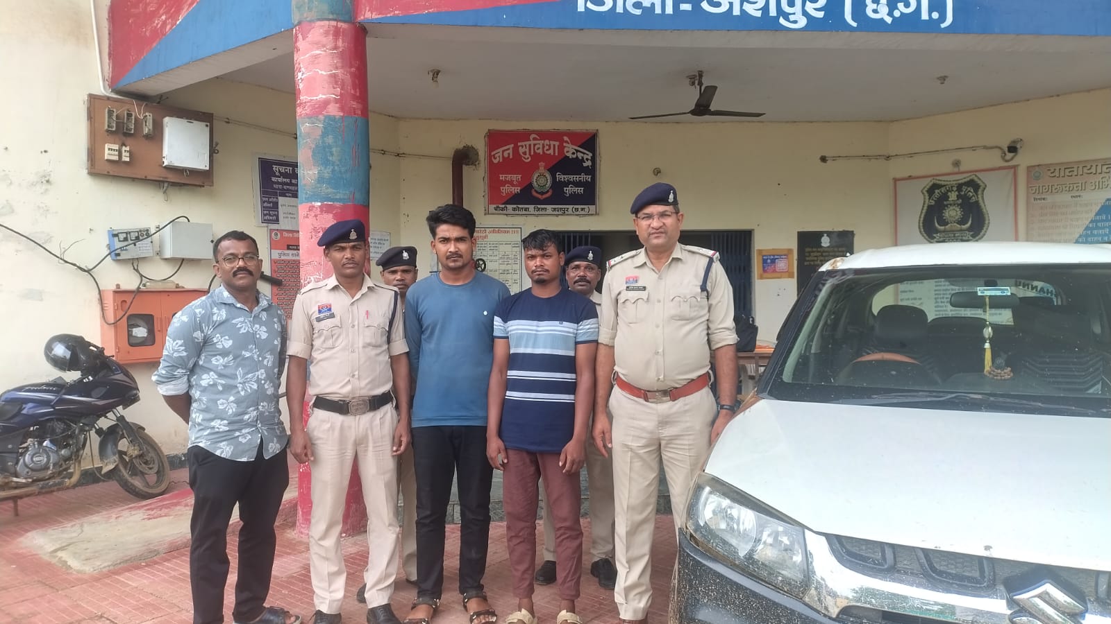 बकरी व्यापारियों से लूट करने वाले दो बदमाश 24 घंटे में गिरफ्तार, जशपुर पुलिस ने बरामद किए पूरे रुपये और ब्रेजा कार