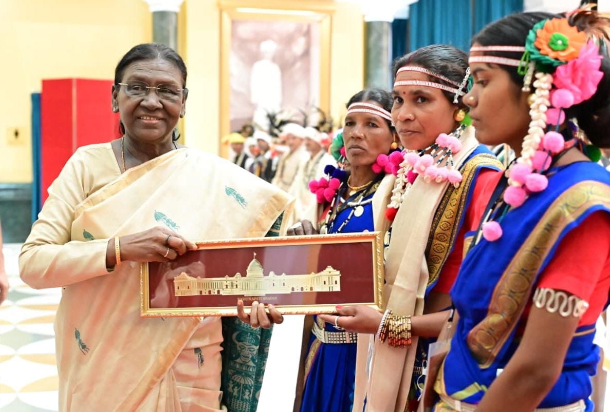 राष्ट्रपति भवन में गूंजी बस्तर की जनजातीय संस्कृति, राष्ट्रपति द्रौपदी मुर्मु से मिले नारायणपुर के मांझी-चालकी और 'बस्तर पंडुम' विजेता, देश के सर्वोच्च मंच पर मिली बस्तर की लोक परंपराओं को नई पहचान
