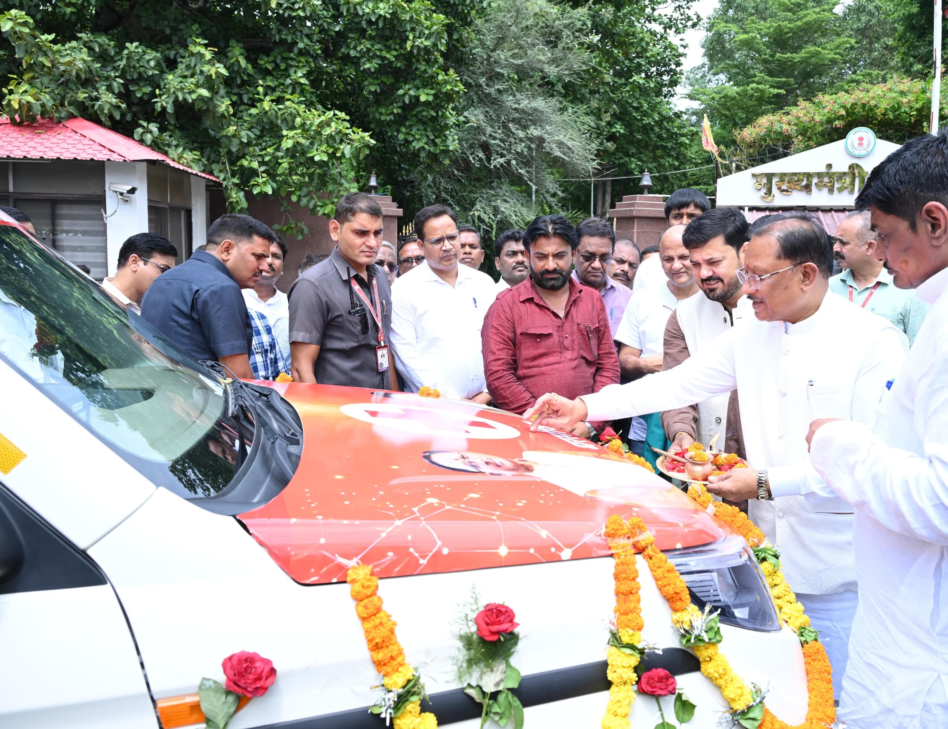 धरसींवा विधानसभा को मुख्यमंत्री विष्णु देव साय की बड़ी सौगात, डीएमएफ से 19.65 लाख की आधुनिक निःशुल्क एम्बुलेंस मिली, आपातकालीन स्वास्थ्य सेवाएं होंगी और मजबूत