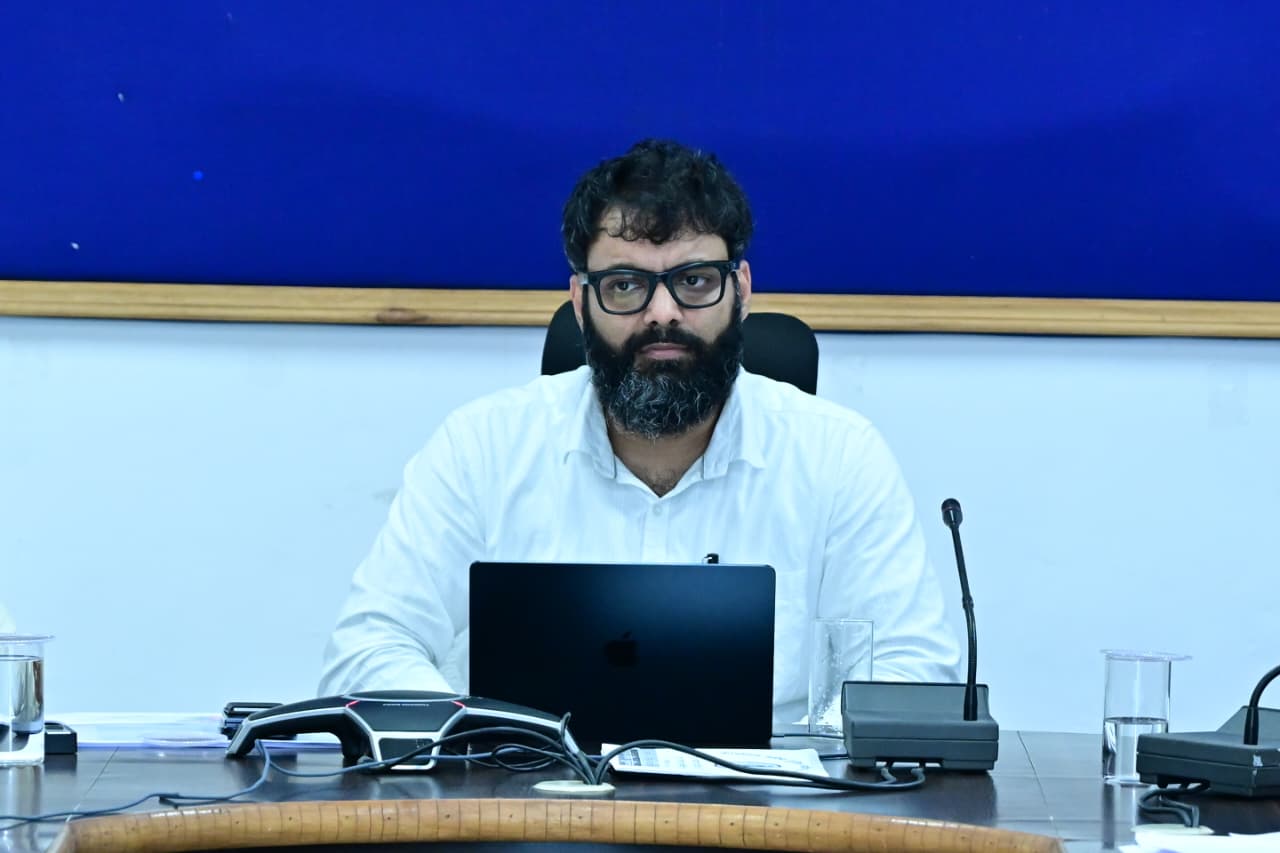 जशपुर में आधार सेवाओं पर कलेक्टर रोहित व्यास सख्त, स्कूलों और आंगनबाड़ी के सभी बच्चों का आधार बनाने के दिए प्राथमिकता के निर्देश, गड़बड़ी करने वाले ऑपरेटरों पर होगी कड़ी कार्रवाई