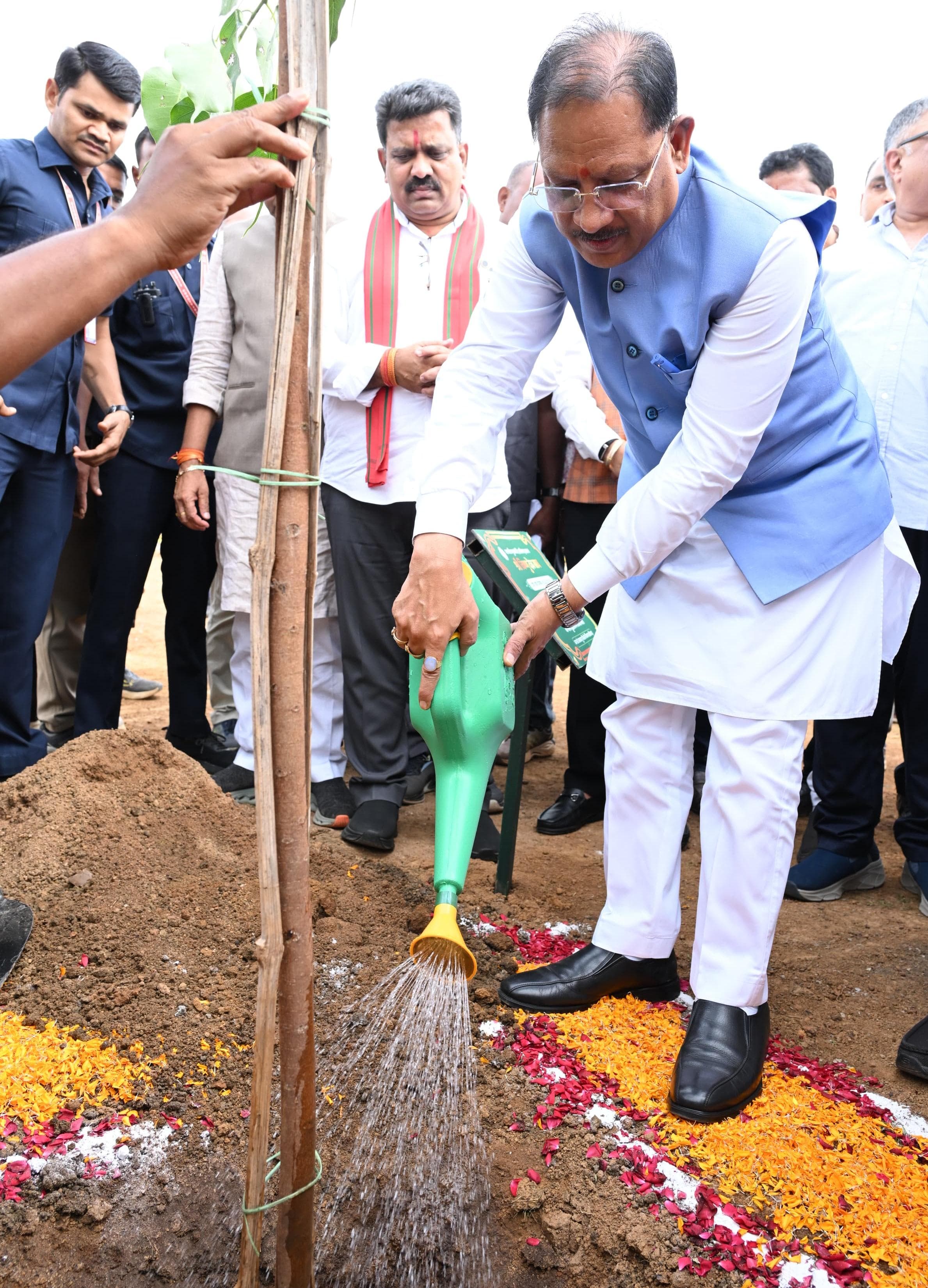 वन महोत्सव 2026 का शुभारंभ: मुख्यमंत्री विष्णुदेव साय ने माँ के नाम लगाया पीपल का पौधा, 'पीपल फॉर पीपुल' अभियान की शुरुआत