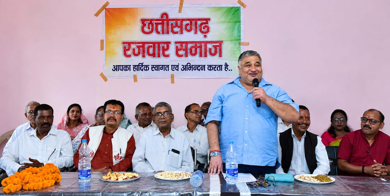 छत्तीसगढ़ी गमछे से दिया स्वदेशी का संदेश, पर्यटन मंत्री राजेश अग्रवाल बोले&mdash;हर हथकरघा उत्पाद बुनकरों के सम्मान और आत्मनिर्भर भारत का प्रतीक