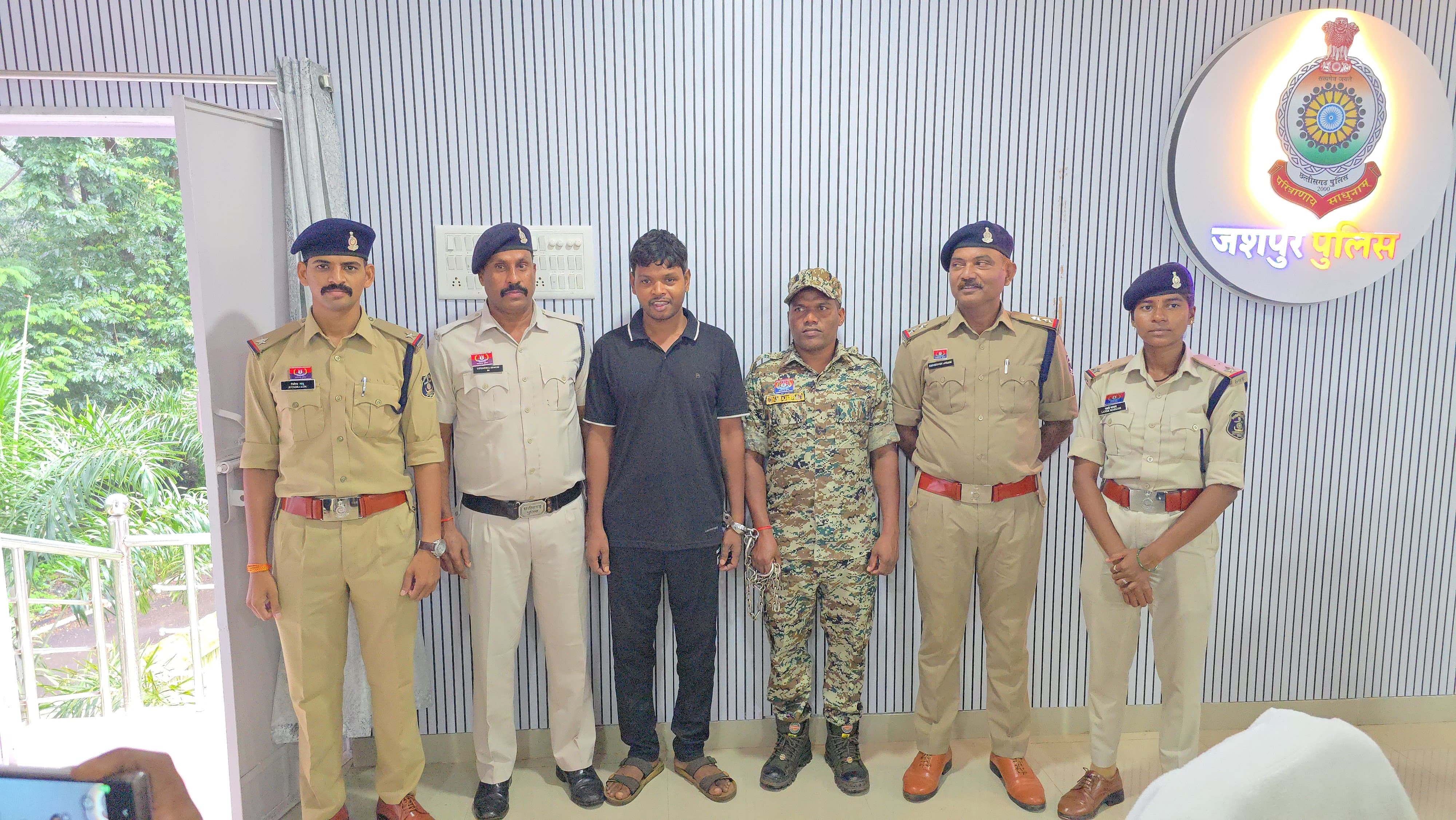 मुंबई तक पहुंची जशपुर पुलिस, इंसास रायफल छोड़कर जंगल से भागा फरार आरोपी पलटू दास गिरफ्तार, पहले ही जेल जा चुका है साथी हृदय साहू, नक्सल कनेक्शन की भी जांच तेज