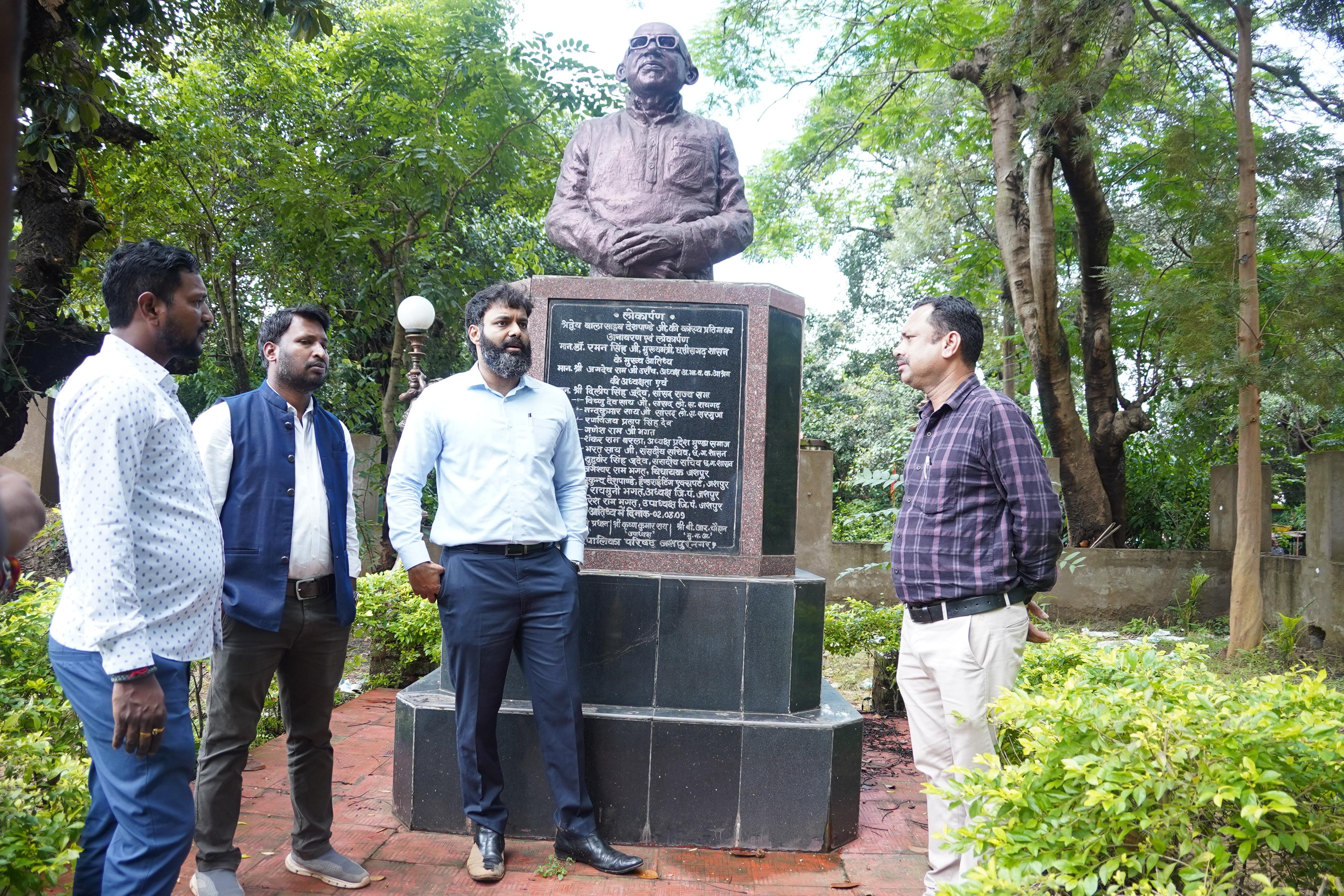 कलेक्टर श्री रोहित व्यास ने नगर पालिका क्षेत्र में चल रहे निर्माण एवं सौंदर्यीकरण कार्यों का किया निरीक्षण