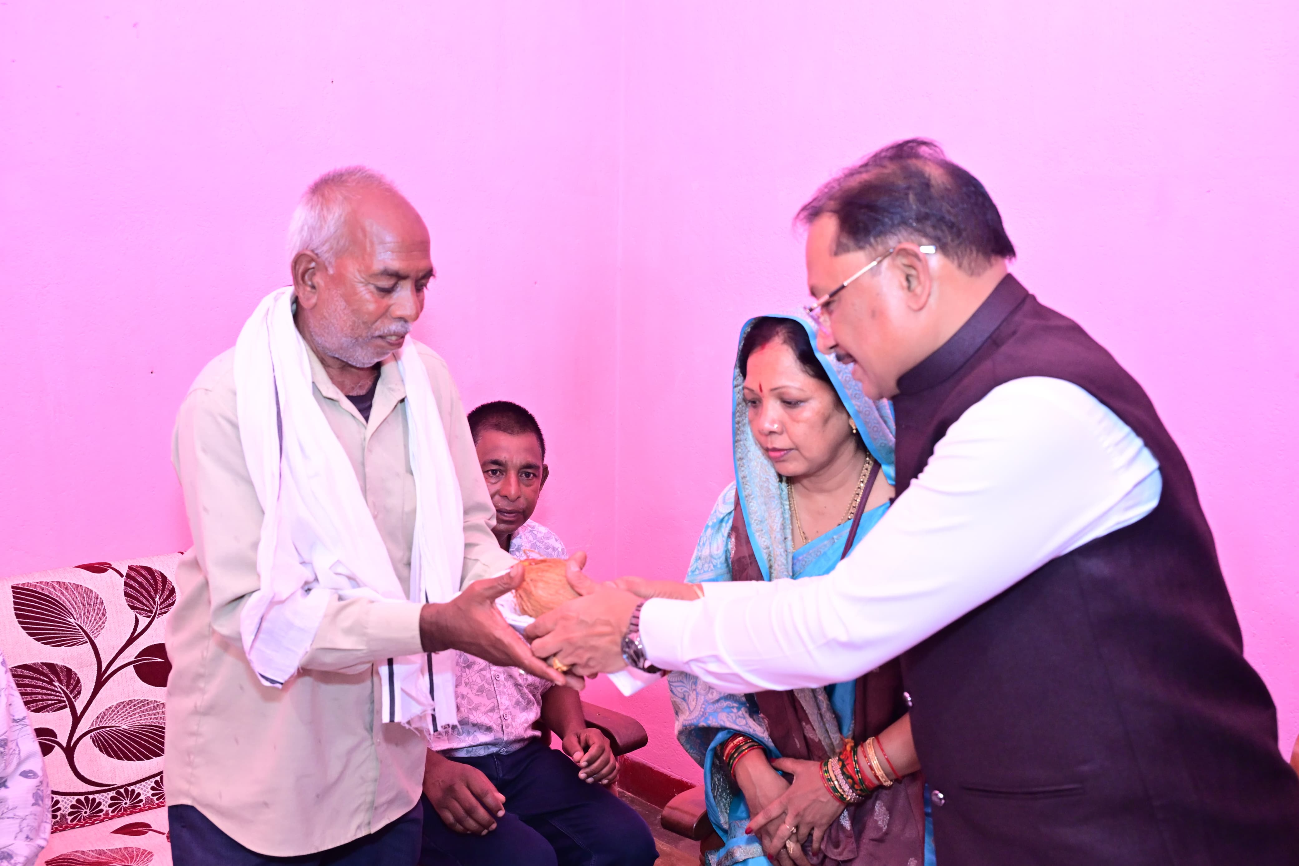 कुनकुरी पहुंचकर मुख्यमंत्री विष्णुदेव साय ने मीसाबंदी स्वर्गीय शिवबालक साव को दी भावभीनी श्रद्धांजलि, लोकतंत्र और संवैधानिक मूल्यों की रक्षा के लिए उनके संघर्ष, साहस, त्याग एवं योगदान को किया नमन