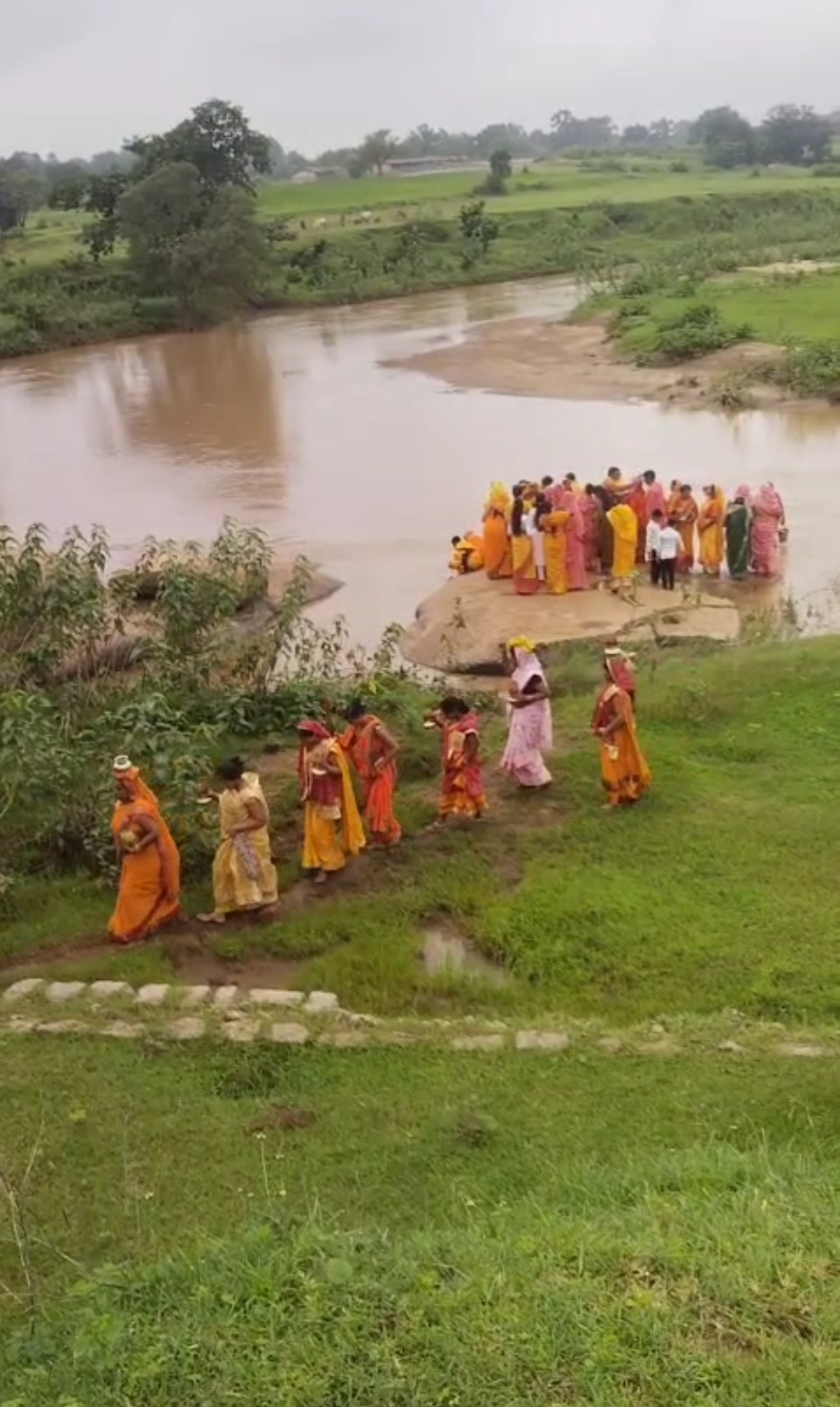 सावन के दूसरे सोमवार पर पुठरी के प्राचीन शिव मंदिर में उमड़ा आस्था का सैलाब, दूर-दराज के जिलों से पहुंचे हजारों श्रद्धालु