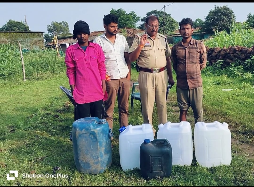 घर में चल रही थी हाथ भट्ठी, जरीकेनों में भरकर रखा था 160 लीटर कच्ची महुआ शराब; पण्ड्रापाठ पुलिस की दबिश से मचा हड़कंप