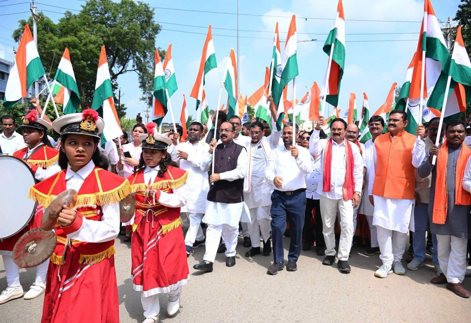 92 फीट के विशाल तिरंगे के साथ कांकेर में उमड़ा देशभक्ति का सैलाब, उप मुख्यमंत्री अरुण साव के नेतृत्व में ढाई किमी लंबी भव्य तिरंगा यात्रा में उमड़ा जनसैलाब