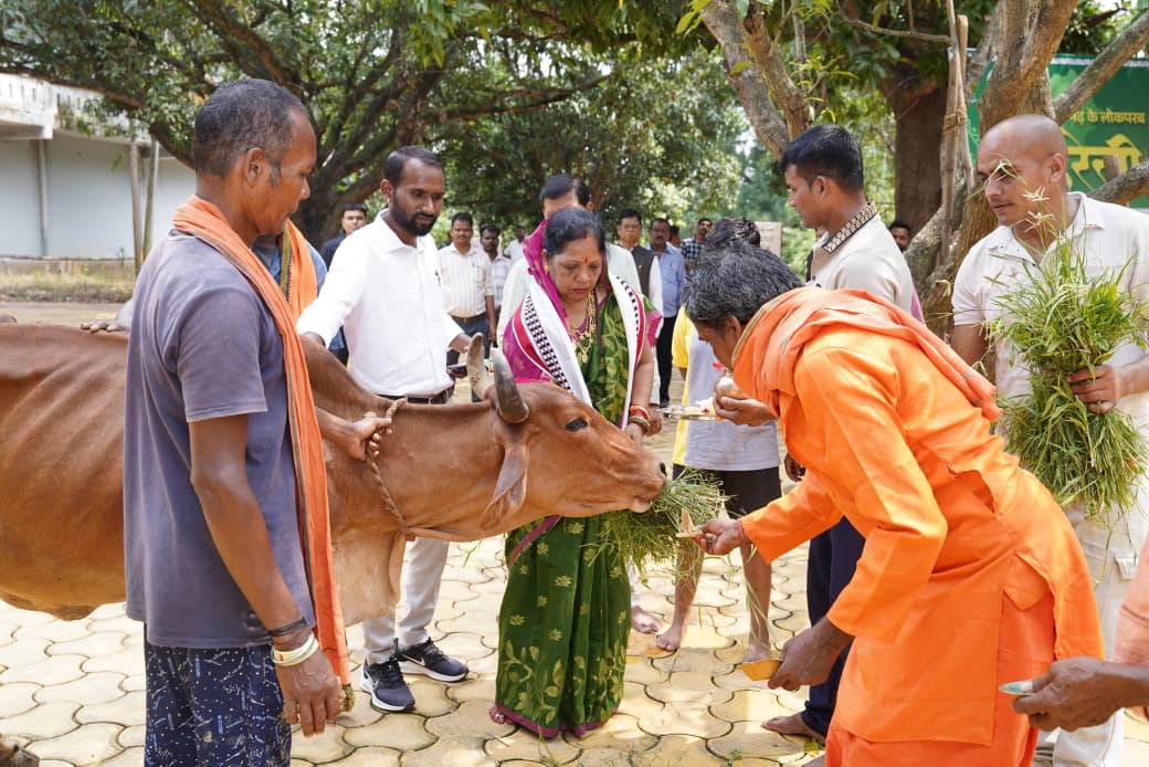 हरेली तिहार पर मुख्यमंत्री निवास बगिया में दिखी छत्तीसगढ़ी संस्कृति की अनुपम छटा, कौशल्या साय ने विधि-विधान से की पूजा-अर्चना, प्रदेश की सुख-समृद्धि और किसानों की खुशहाली की मांगी दुआ