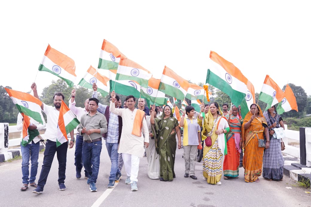 दोकड़ा में निकली भव्य तिरंगा यात्रा, देशभक्ति के रंग में रंगा क्षेत्र ,मुख्यमंत्री की धर्मपत्नी श्रीमती कौशल्या साय हुईं शामिल, ट्रैक्टरों और मोटरसाइकिलों के साथ उमड़ा जनसैलाब
