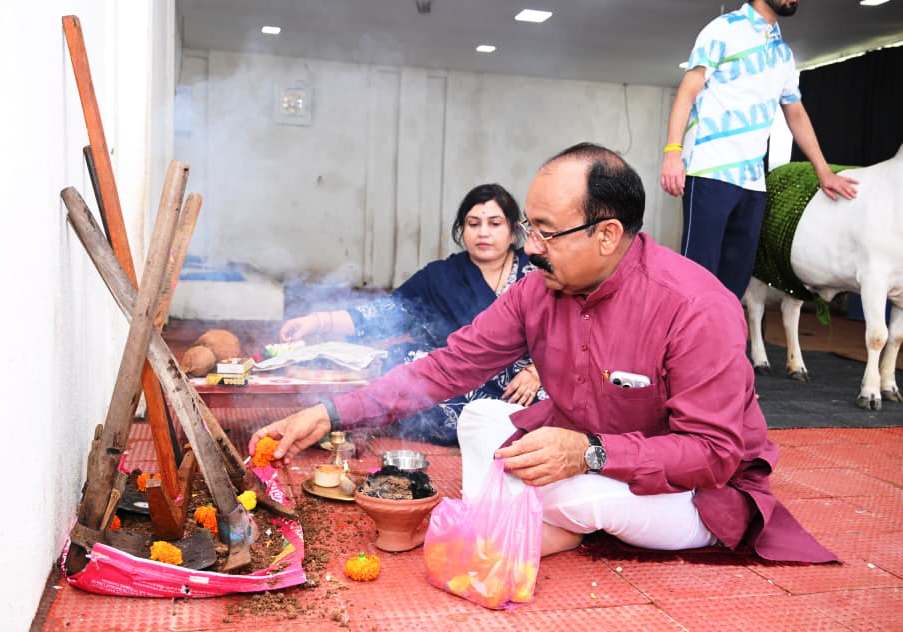 उप मुख्यमंत्री श्री अरुण साव ने प्रदेशवासियों को दी हरेली की बधाई ,गौमाता और कृषि औजारों की पूजा-अर्चना कर अच्छी फसल व खुशहाली का कामना की