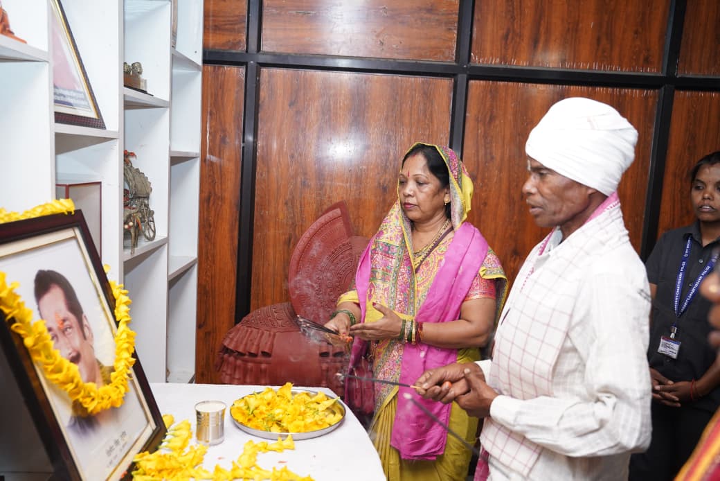 मुख्यमंत्री निवास बगिया में स्व. दिलीप सिंह जूदेव की पुण्यतिथि पर दी गई श्रद्धांजलि,स्व.जूदेव जी संपूर्ण जीवन अपना, धर्म, संस्कृति और समाजसेवा के लिए समर्पित किया&ndash; कौशल्या साय