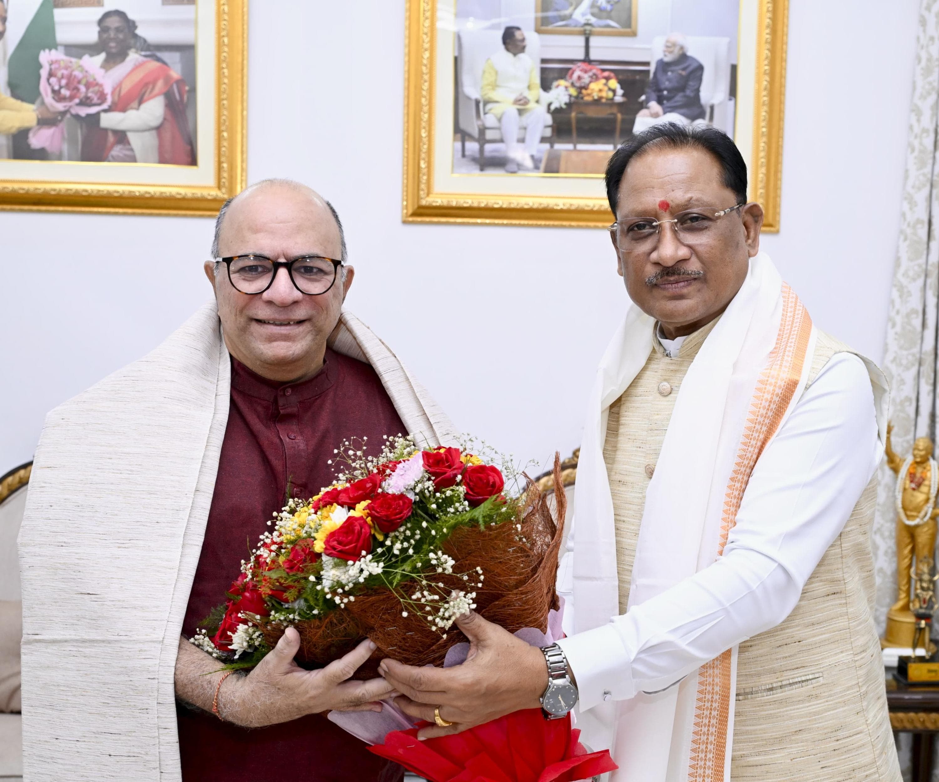 मुख्यमंत्री श्री विष्णुदेव साय से निर्माता-निर्देशक डॉ. चंद्रप्रकाश द्विवेदी ने की सौजन्य मुलाकात,मुख्यमंत्री श्री साय ने शॉल एवं प्रतीक चिन्ह भेंटकर किया आत्मीय अभिनंदन