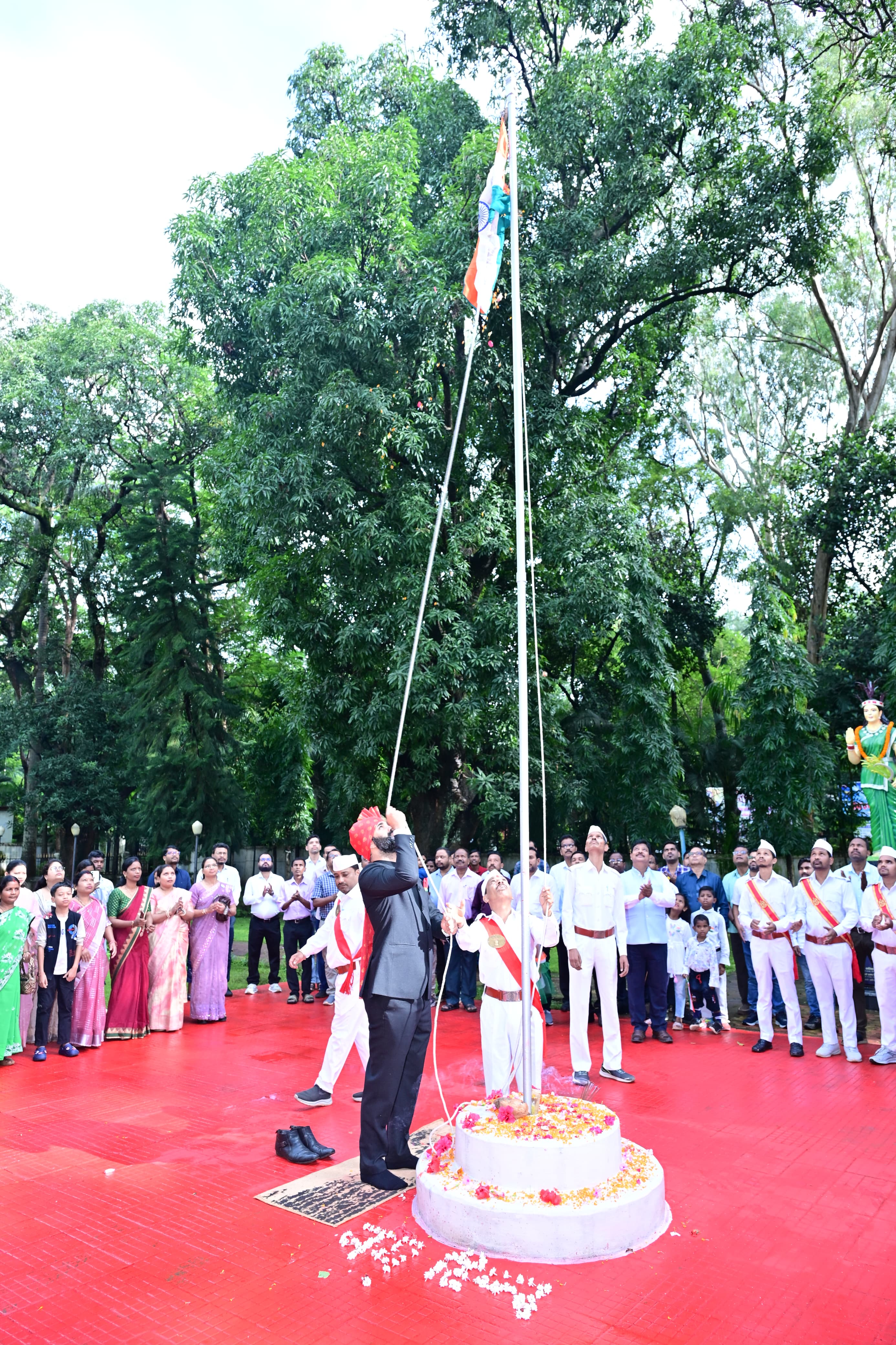 कलेक्टर रोहित व्यास ने कलेक्टर निवास और कलेक्टोरेट परिसर में किया ध्वजारोहण