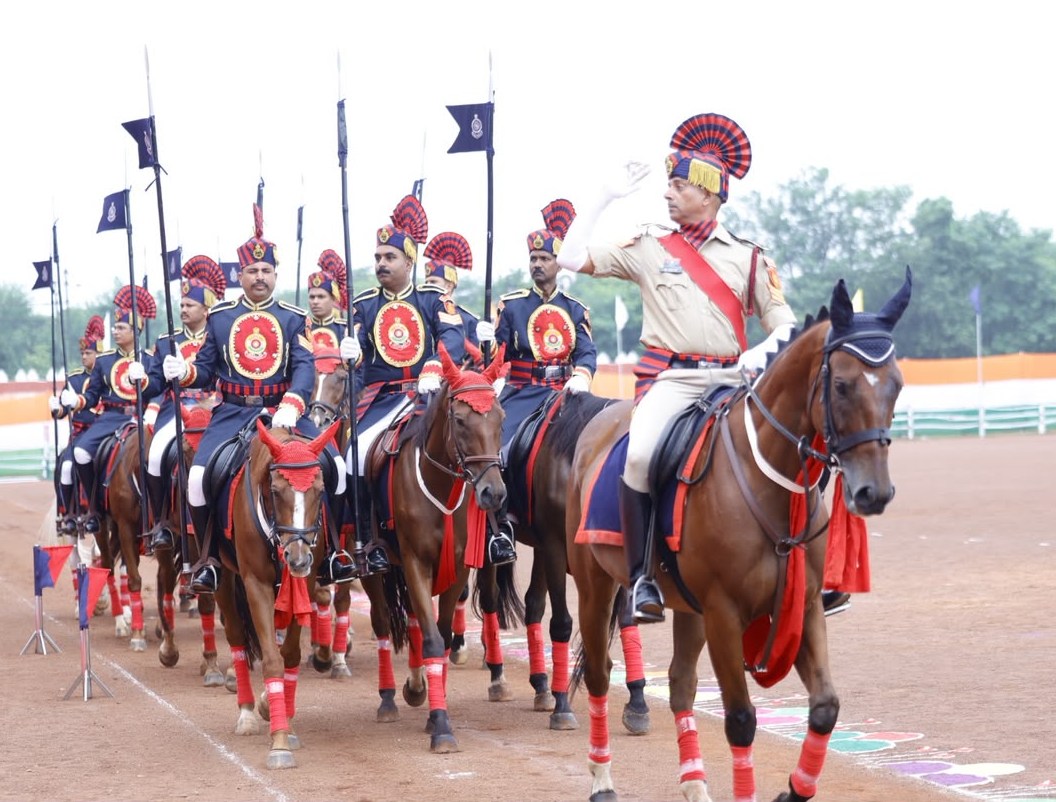 स्वतंत्रता दिवस समारोह में घोड़ों की टाप, महिला बैंड की धुन और श्वान दल के रोमांच ने बांधा समां