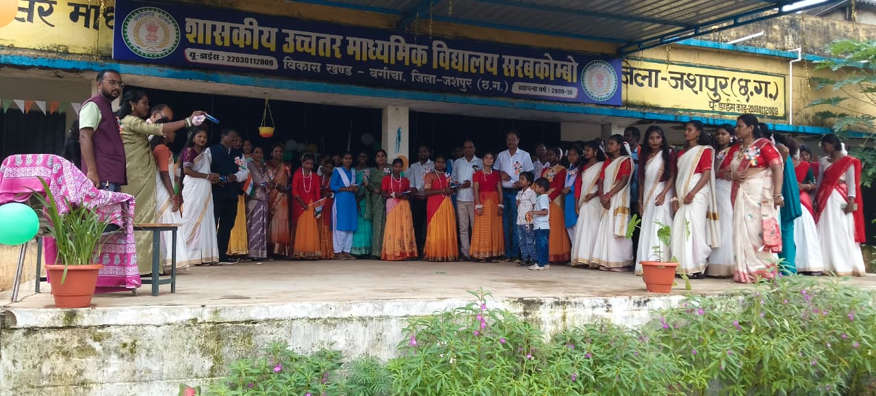 सरबकोंबो स्कूल में हर्षोल्लास से मना स्वतंत्रता दिवस, विद्यार्थियों की शानदार सांस्कृतिक प्रस्तुतियों ने बांधा समां, बेहतर परीक्षा परिणाम के लिए ₹11 हजार की प्रोत्साहन राशि देकर बच्चों को किया प्रोत्साहित