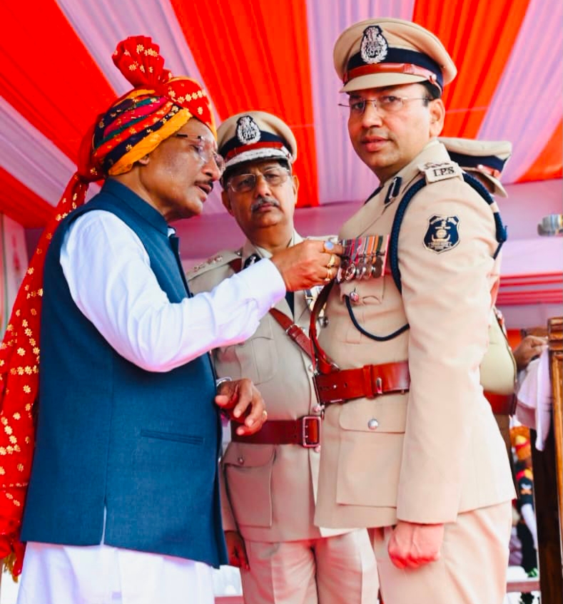 राष्ट्रपति पुलिस पदक से सम्मानित हुए रायगढ़ SSP शशि मोहन सिंह, स्वतंत्रता दिवस के मुख्य समारोह में मुख्यमंत्री विष्णुदेव साय ने किया सम्मानित &mdash; कर्तव्यनिष्ठा, नेतृत्व क्षमता और उत्कृष्ट पुलिस सेवाओं का मिला राष्ट्रीय सम्मान