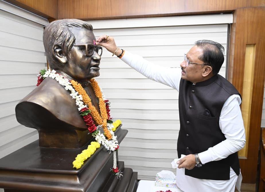 छत्तीसगढ़ के निर्माता अटल बिहारी वाजपेयी को मुख्यमंत्री विष्णु देव साय ने दी भावभीनी श्रद्धांजलि, कहा&mdash;दूरदर्शी नेतृत्व से साकार हुआ पृथक छत्तीसगढ़ का सपना; सुशासन, अंत्योदय और जनकल्याण के उनके आदर्शों पर आगे बढ़ रहा प्रदेश
