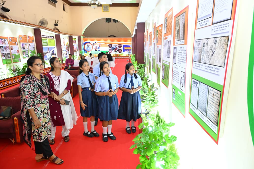 विद्यार्थियों ने देखी स्वतंत्रता संग्राम सेनानियों और &lsquo;वंदे मातरम्&rsquo; पर आधारित छायाचित्र प्रदर्शनी,स्वतंत्रता संग्राम की गौरवगाथा से विकसित छत्तीसगढ़ की नई तस्वीर तक को एक मंच पर समेट रही प्रदर्शनी