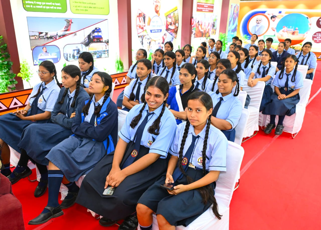 टाउन हॉल में उमड़ी भीड़, तस्वीरों में दिखी आजादी की गौरवगाथा से छत्तीसगढ़ की विकास यात्रा तक की कहानी, एआई तकनीक और क्विज ने बढ़ाया प्रदर्शनी का आकर्षण