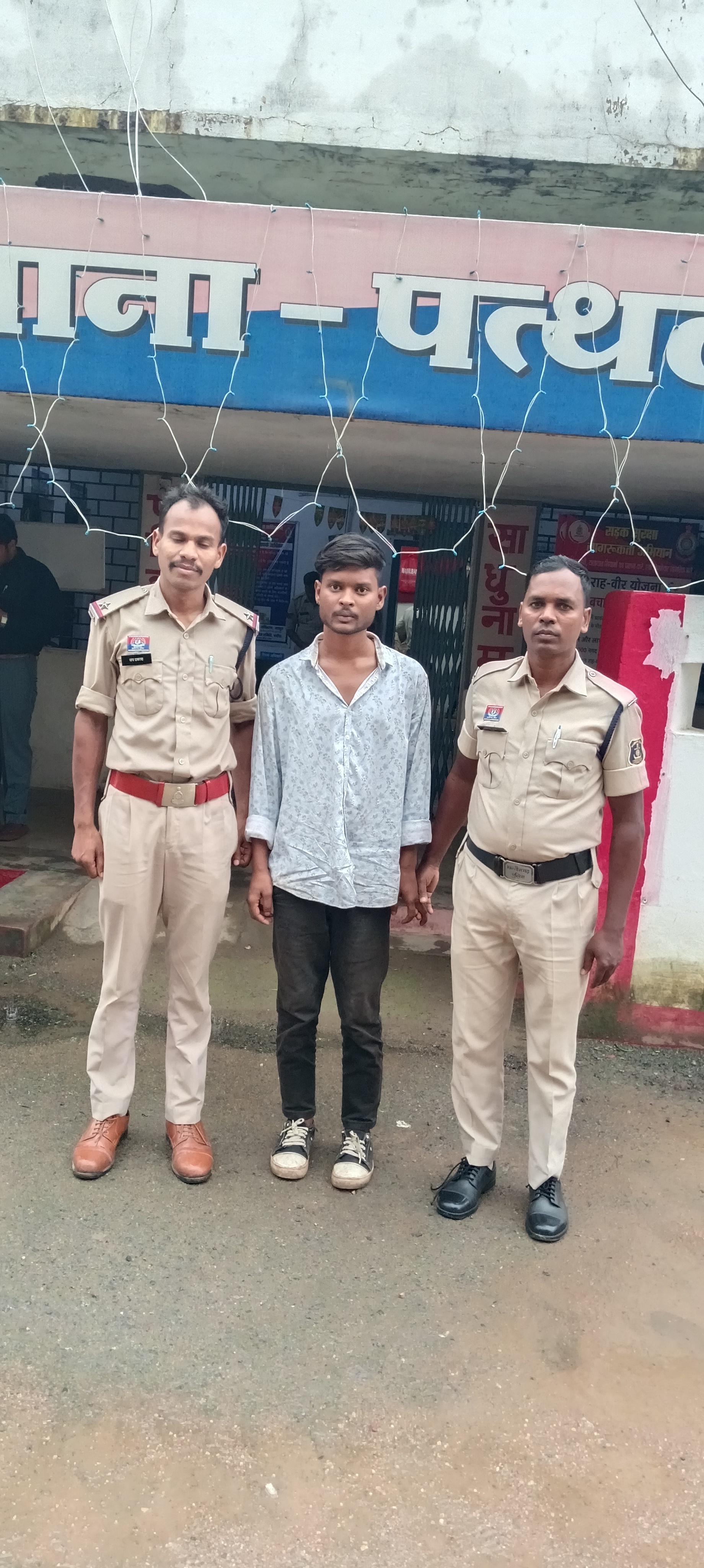 जनगणना जैसे महत्वपूर्ण शासकीय कार्य में बाधा डालने वाला फरार आरोपी रायगढ़ से गिरफ्तार, प्रगणक शिक्षक को फर्जी बताकर की थी मारपीट, आईडी कार्ड छीनकर फेंका और दी थी जान से मारने की धमकी