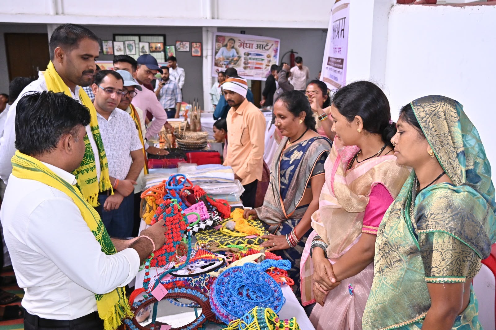 धमतरी में एक दिवसीय जनजातीय कारीगर सूचीबद्धता मेला सम्पन्न, 20 कलाकारों एवं कारीगरों ने लगाए उत्पादों के स्टॉल