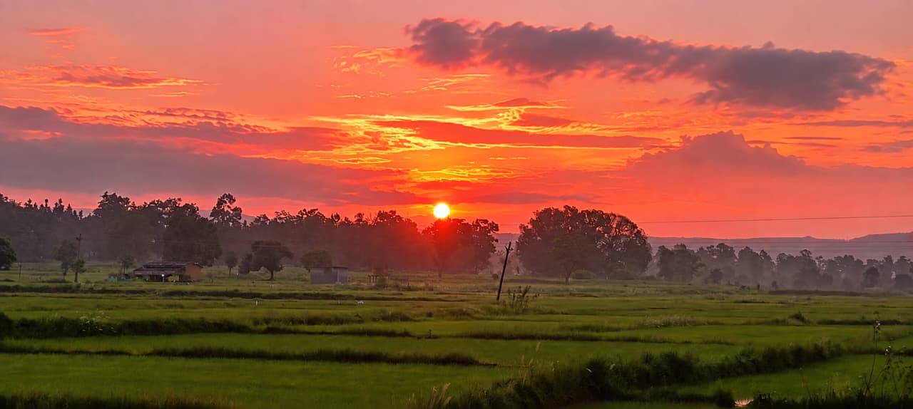 नारायणपुर की सुबह ने बिखेरी प्रकृति की अनुपम छटा, लालिमा से सजे आसमान के बीच उगते सूरज ने खेतों की हरियाली को सुनहरी रोशनी से नहलाया