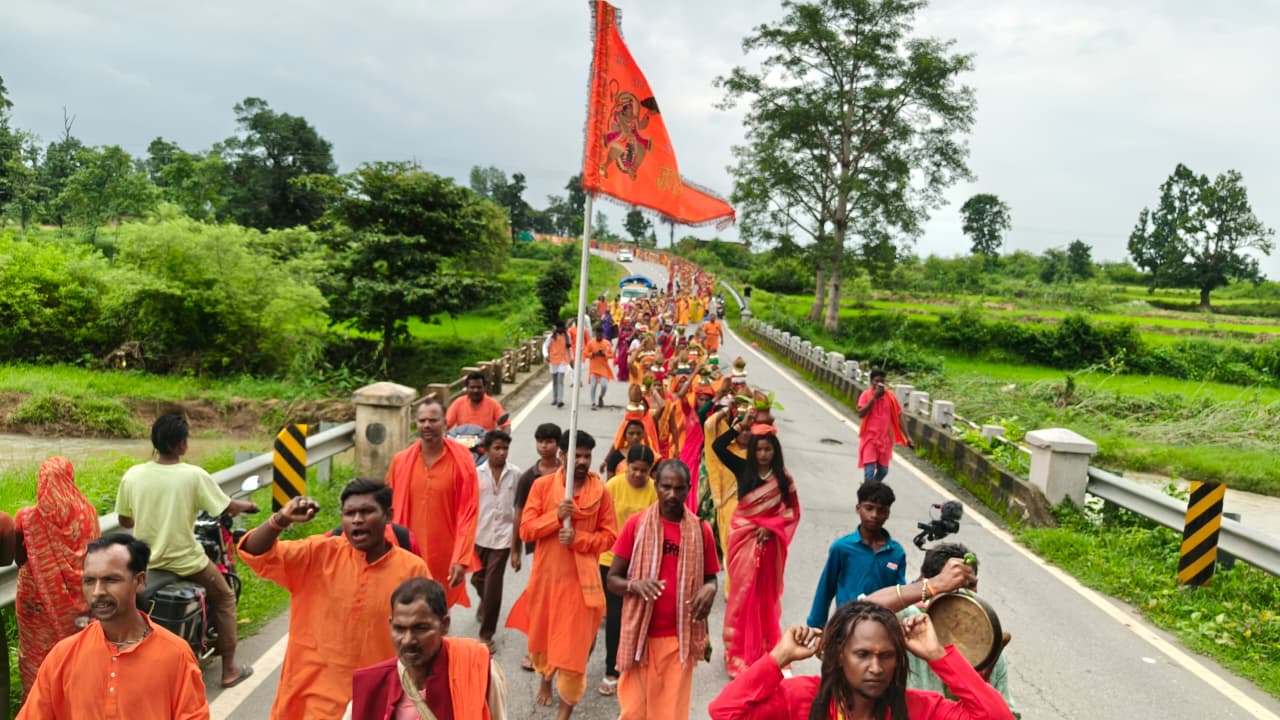 सावन के अंतिम सोमवार पर नगरवन महादेव गुड़ी में उमड़ा आस्था का सैलाब, 30 से अधिक गांवों से सैकड़ों शिवभक्त 10 किमी पैदल चलकर किया जलाभिषेक, &lsquo;हर-हर महादेव&rsquo; के जयघोष से गूंजा पूरा क्षेत्र,भक्तों के उत्साह ने बनाया माहौल पूरी तरह शिवमय
